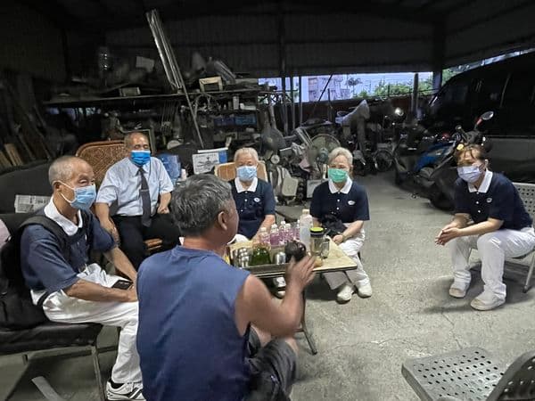 慈濟志工送關懷金至楊家，父母堅持婉拒，想把這份愛留給更需要的人。（慈濟基金會彰化分會提供）