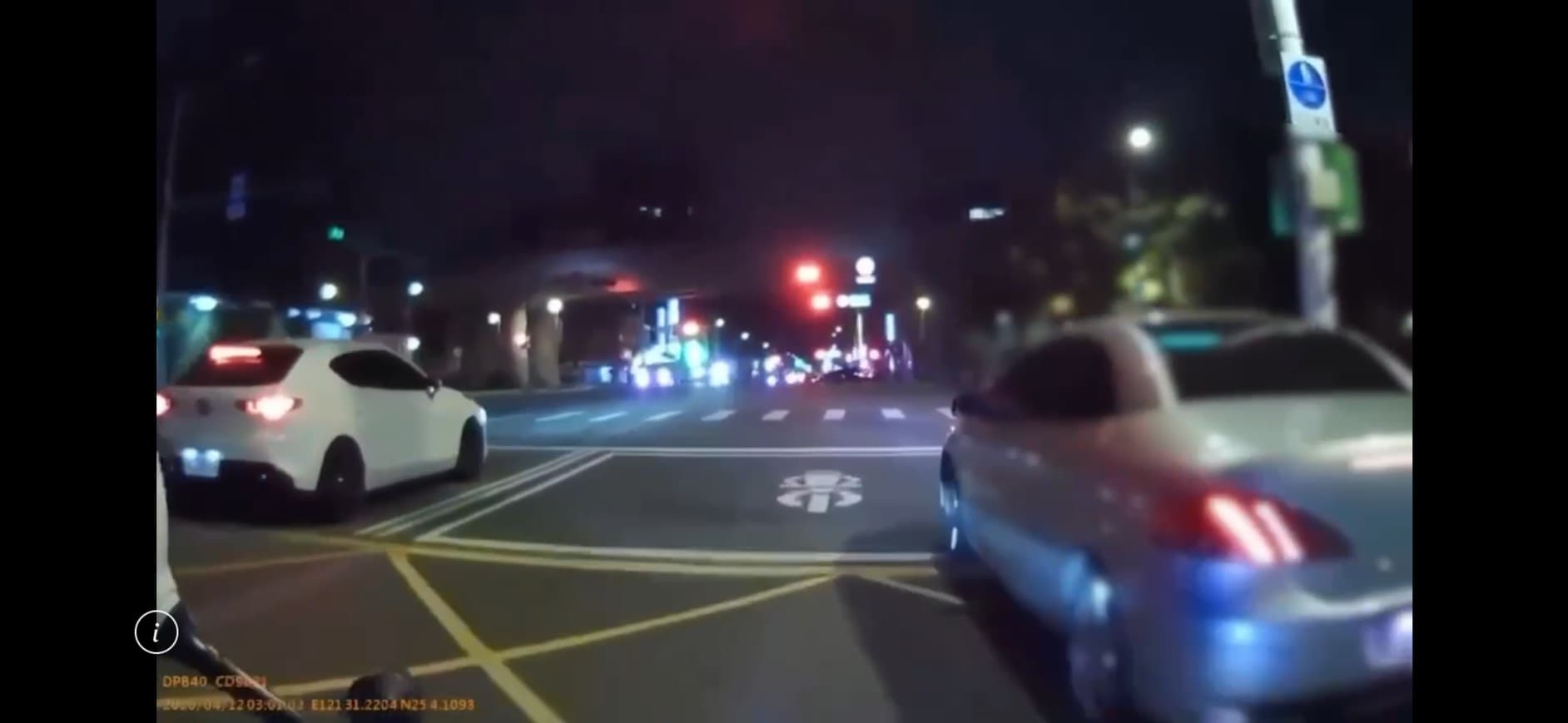 呂女因車輛（右）違規停在黃網線與機車停等區，引來巡邏警方注意。翻攝畫面