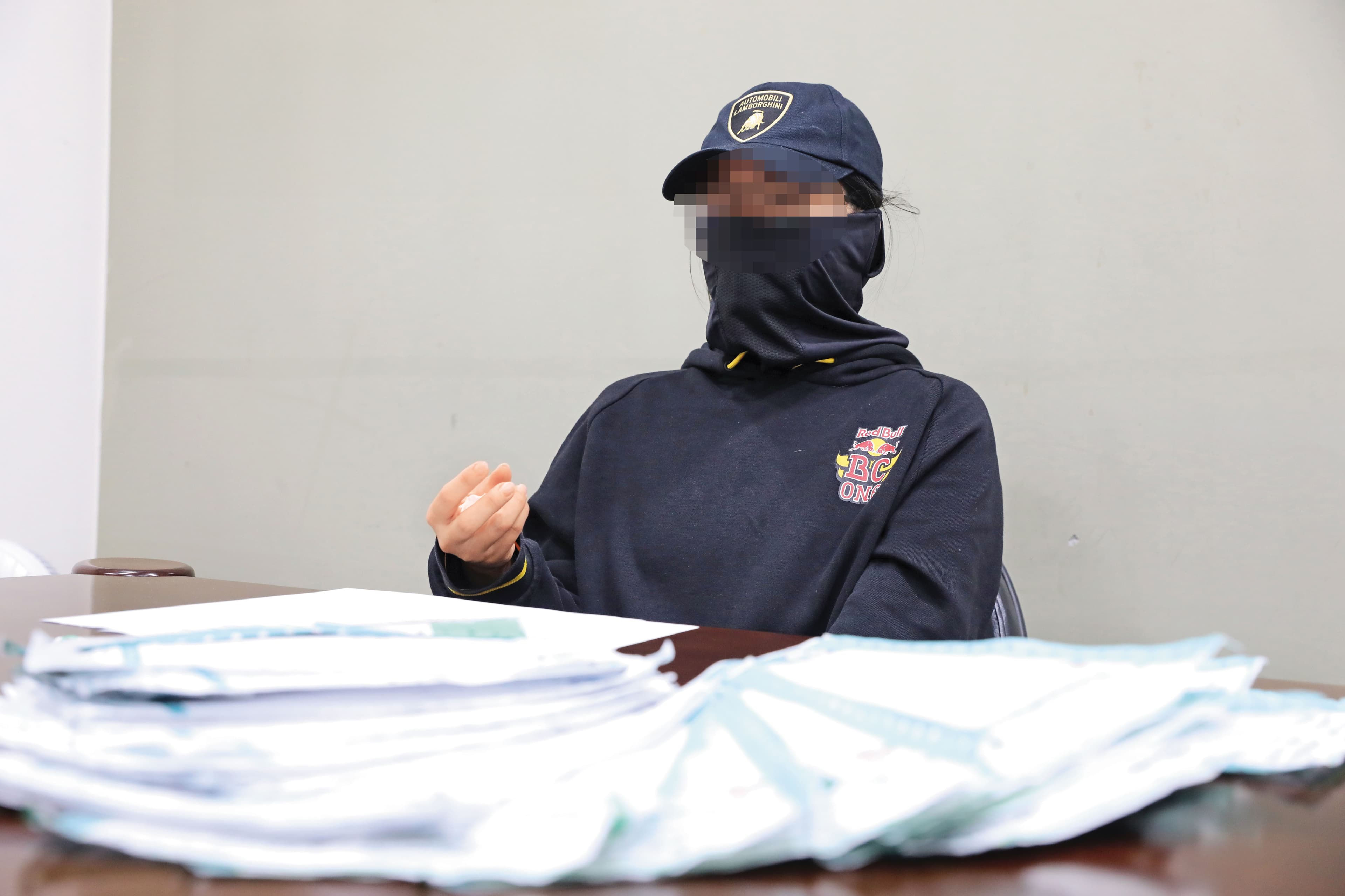 女業務Ａ小姐攤出一包包身心科藥袋，聲淚俱下指控張振平是老渣男。