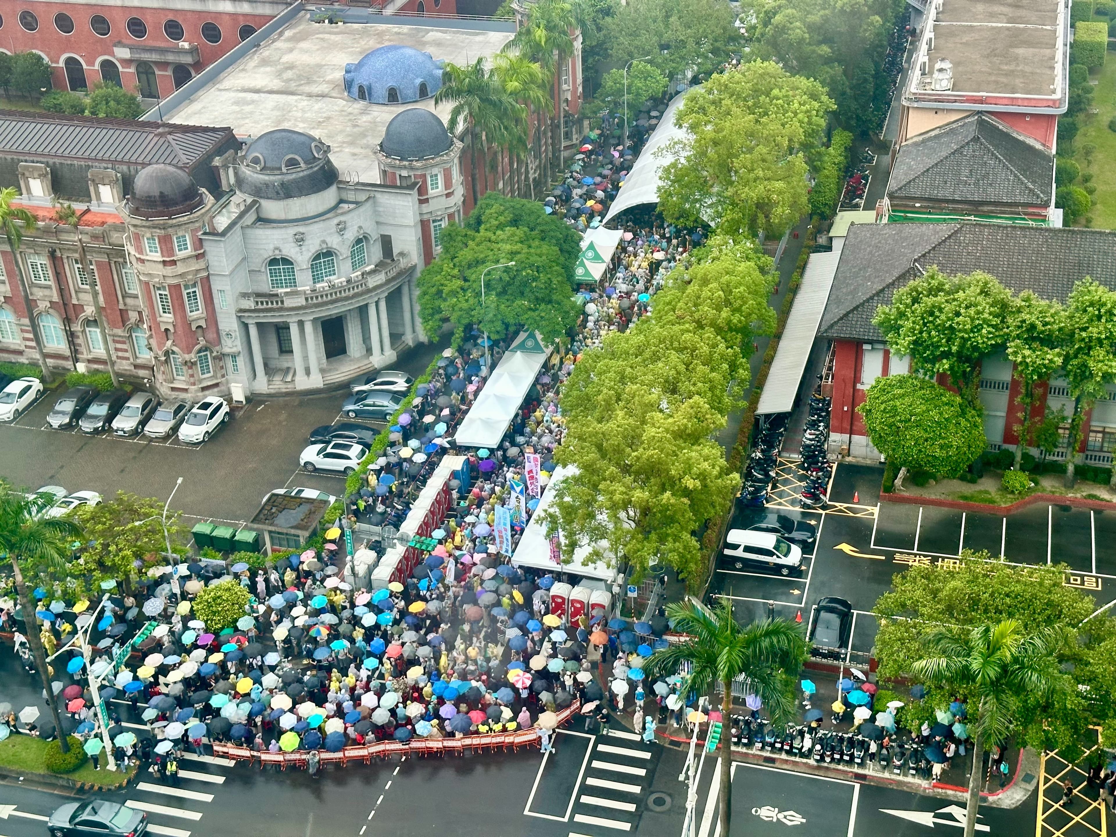 立法院外訴求反黑箱、要求實質討論法案的民眾不斷，從青島東路外溢至中山南路。