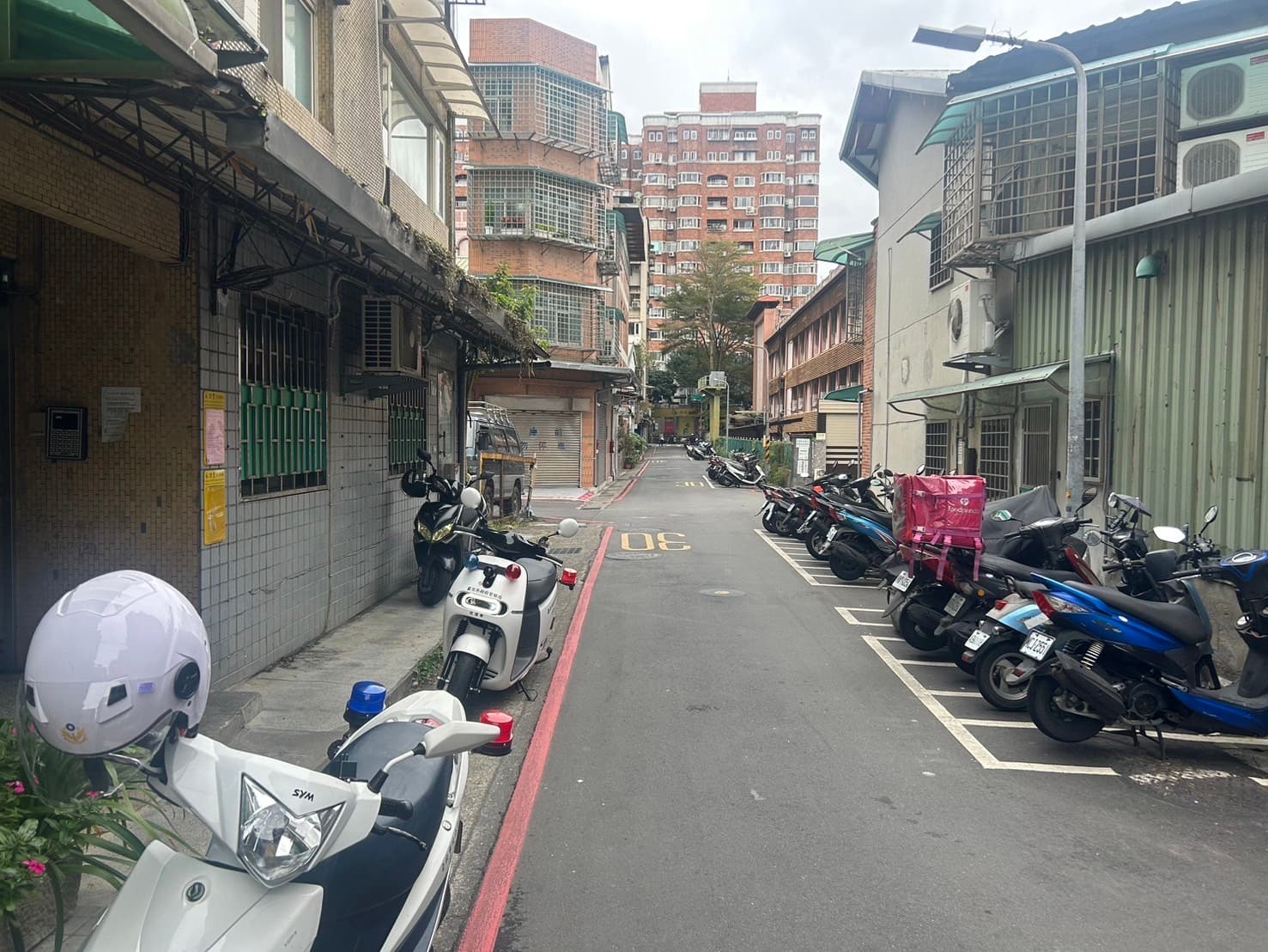 警消獲報後趕抵現場，但陳男已明顯死亡無轉送醫院必要。（翻攝畫面）