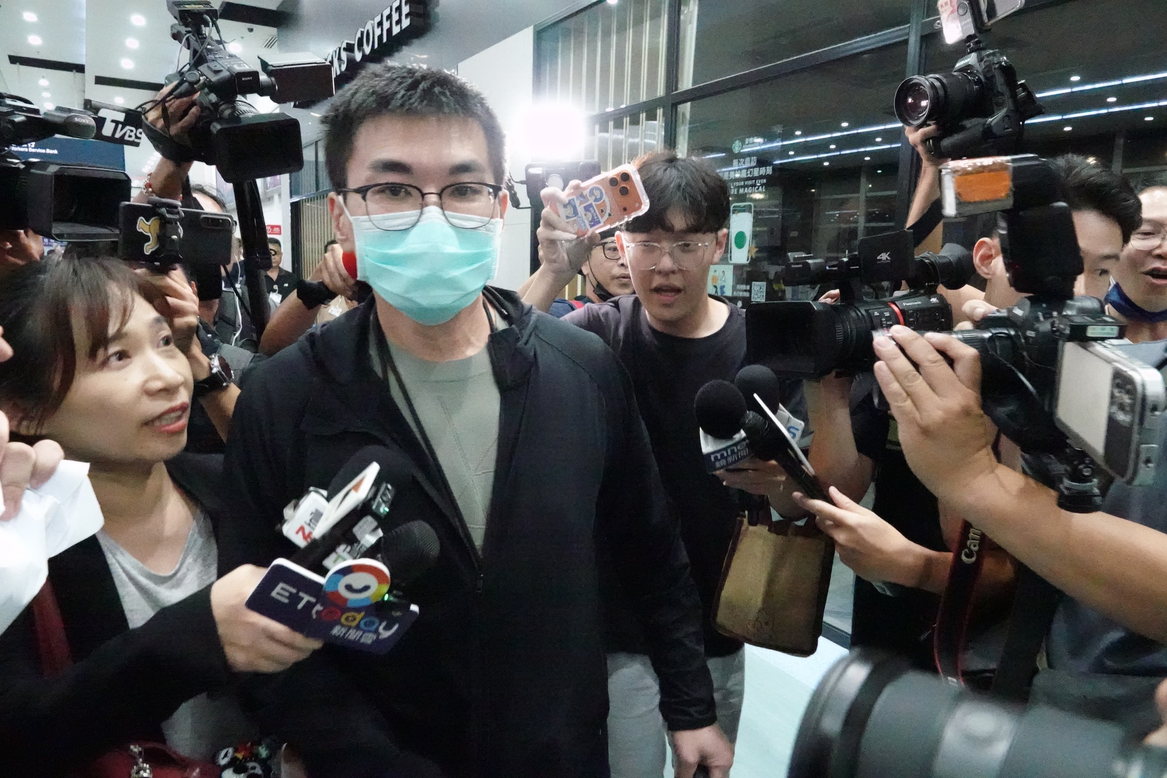 趙建銘20日抵達小港機場，吸引大批媒體。