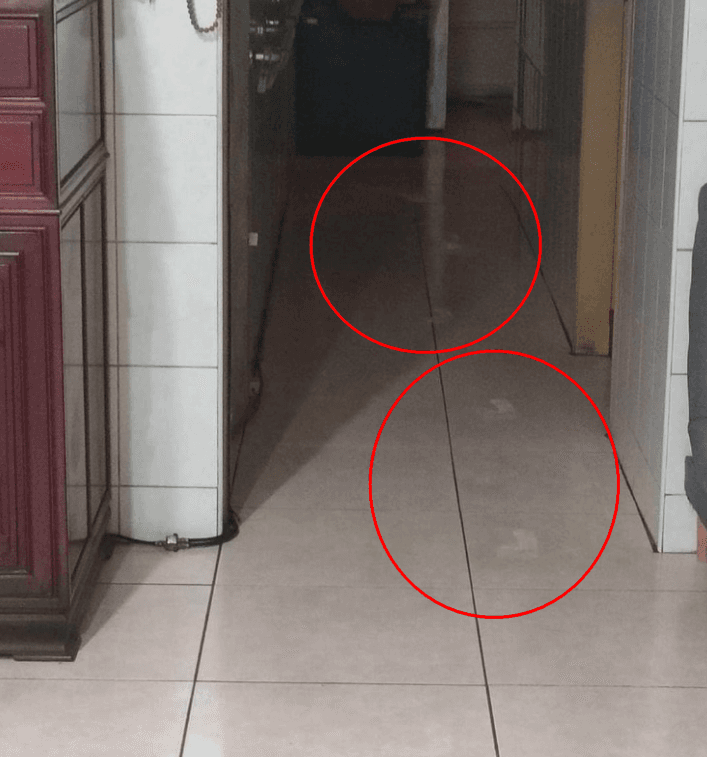 網友表示舅舅頭七當天，家中出現鬼腳印。（翻攝爆料公社）
