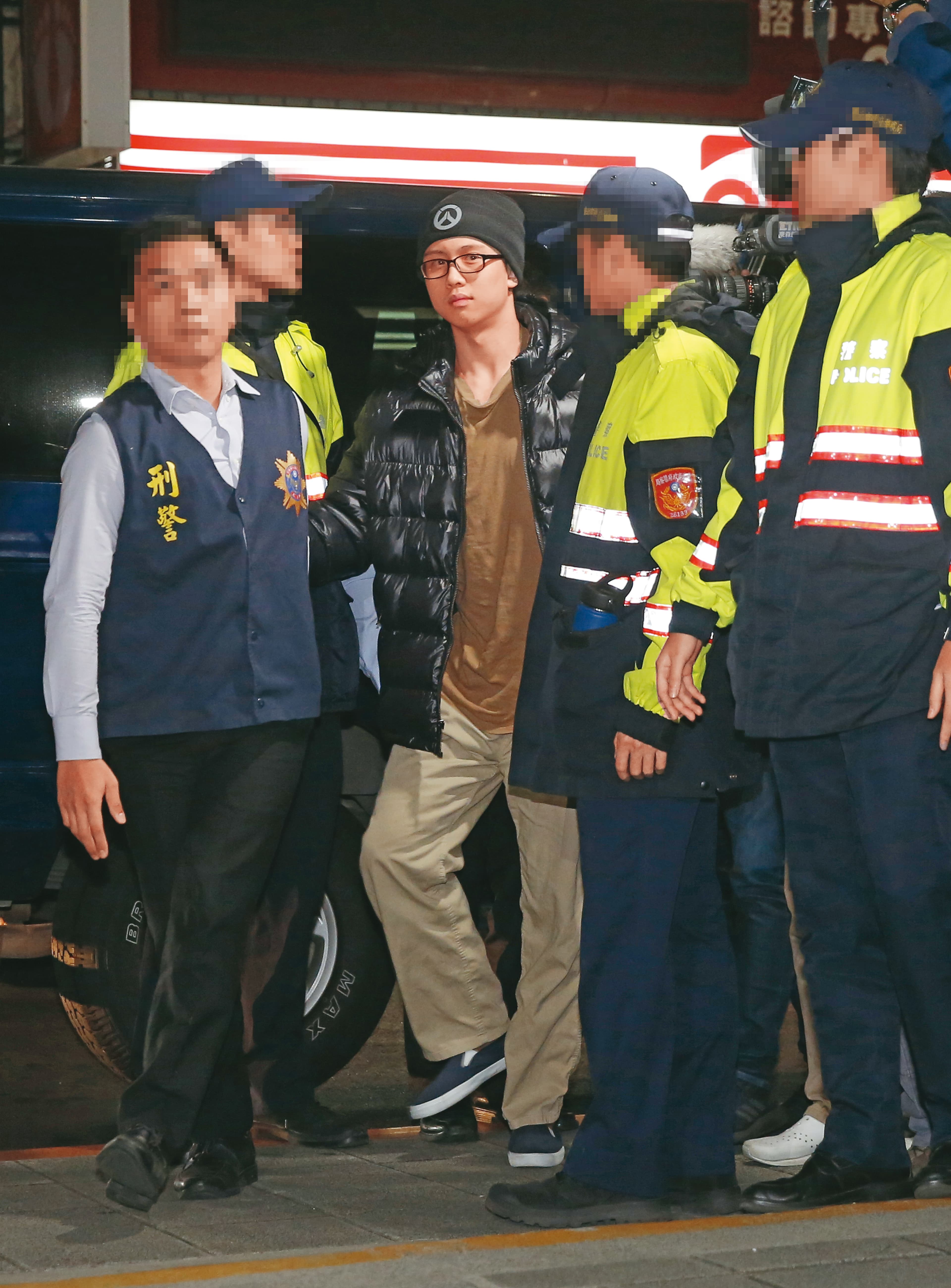 8年前，孫安佐在美國因揚言掃射校園，且住處搜出大量彈藥與相關器材，在當地服刑後遭驅逐出境，回台後到士檢應訊。