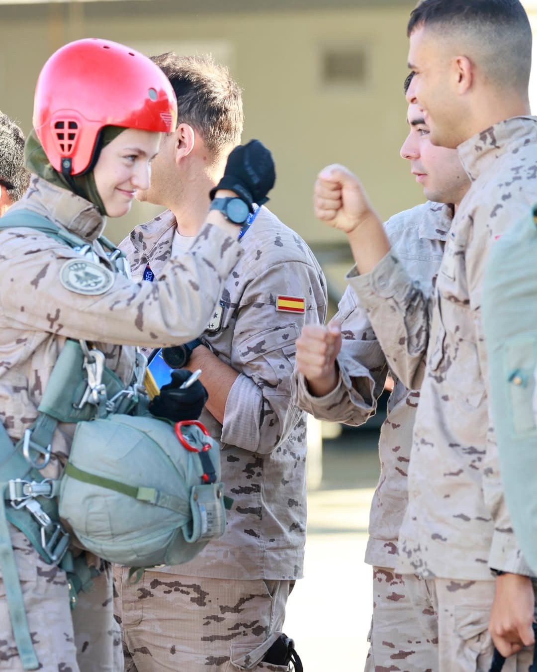 萊昂諾與同袍相互打氣，展現軍校生的團隊精神。（翻攝casareal.es IG）