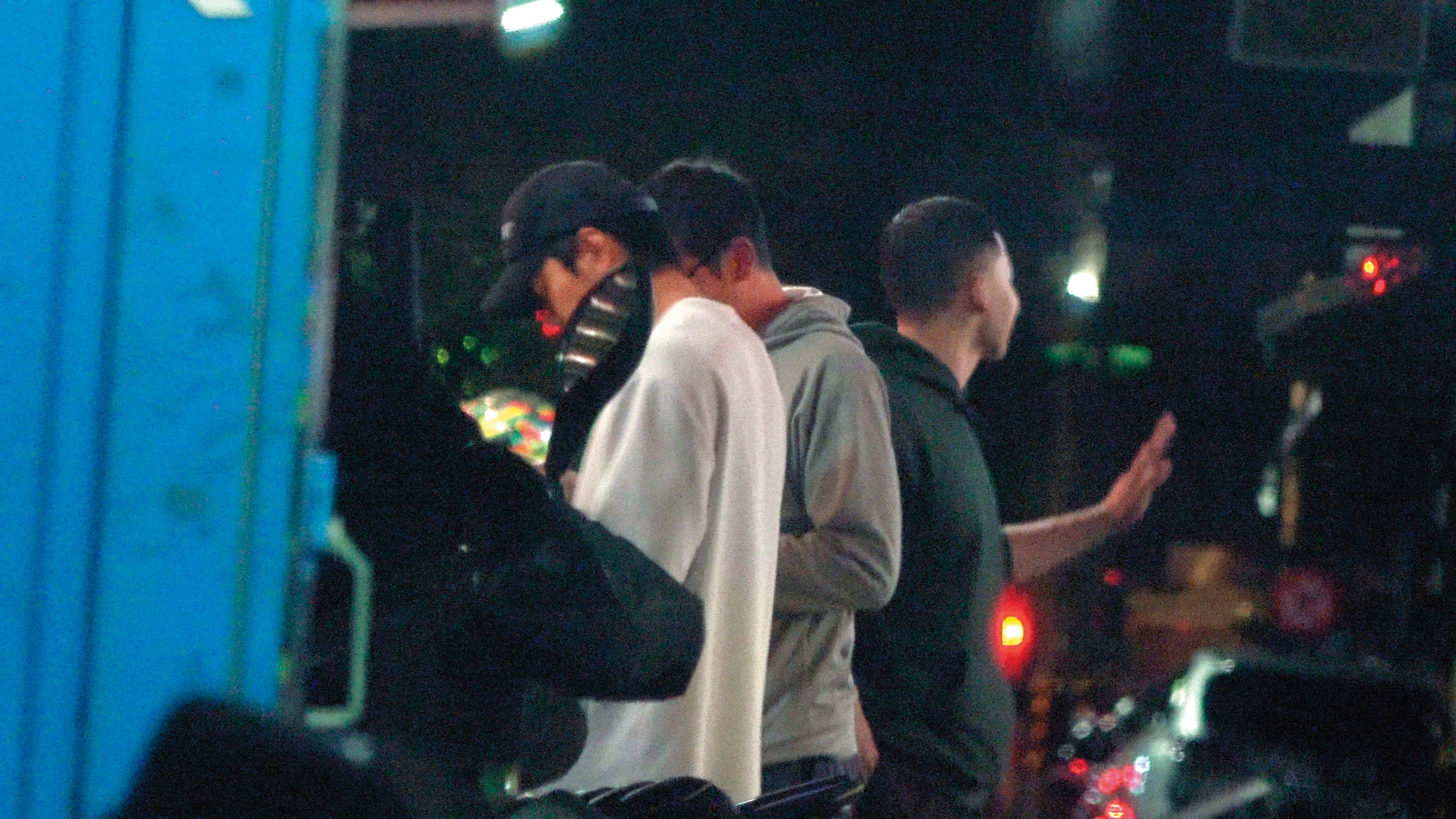 21：21，戴著帽子的禾浩辰跟一群朋友出來結帳