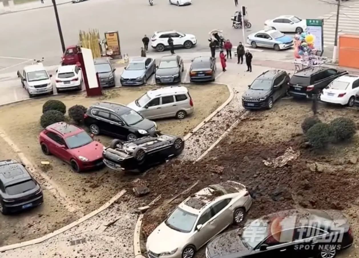 男童丟完鞭炮就跑開現場，發生劇烈爆炸後，不少名車損毀。（翻攝自網路）