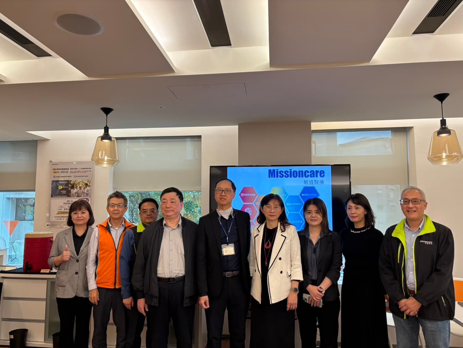 盛弘總經理劉慶文（左4）將與敏盛醫療機構旗下各單位主管，共同打造敏盛下一個50年。