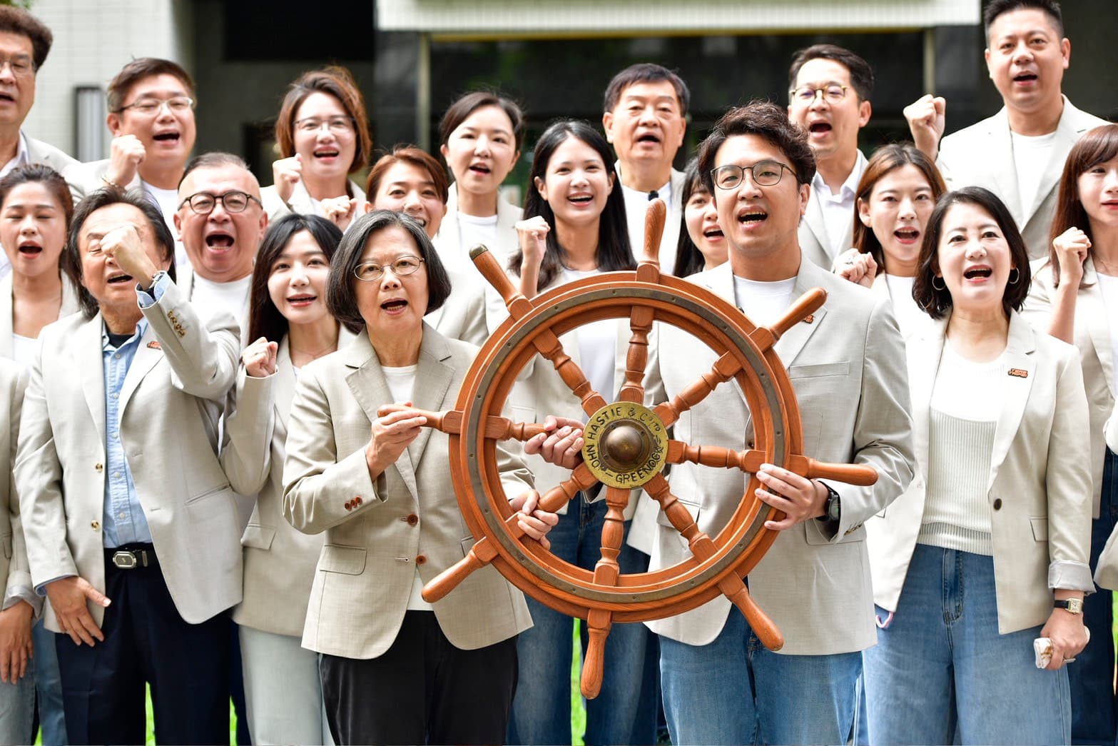 蔡英文與台北隊陪同沈伯洋登記參選。（鏡報李智為）