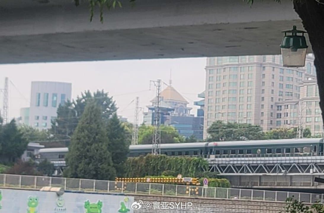金正恩搭乘防彈列車跨越中韓國境。（翻攝微博）