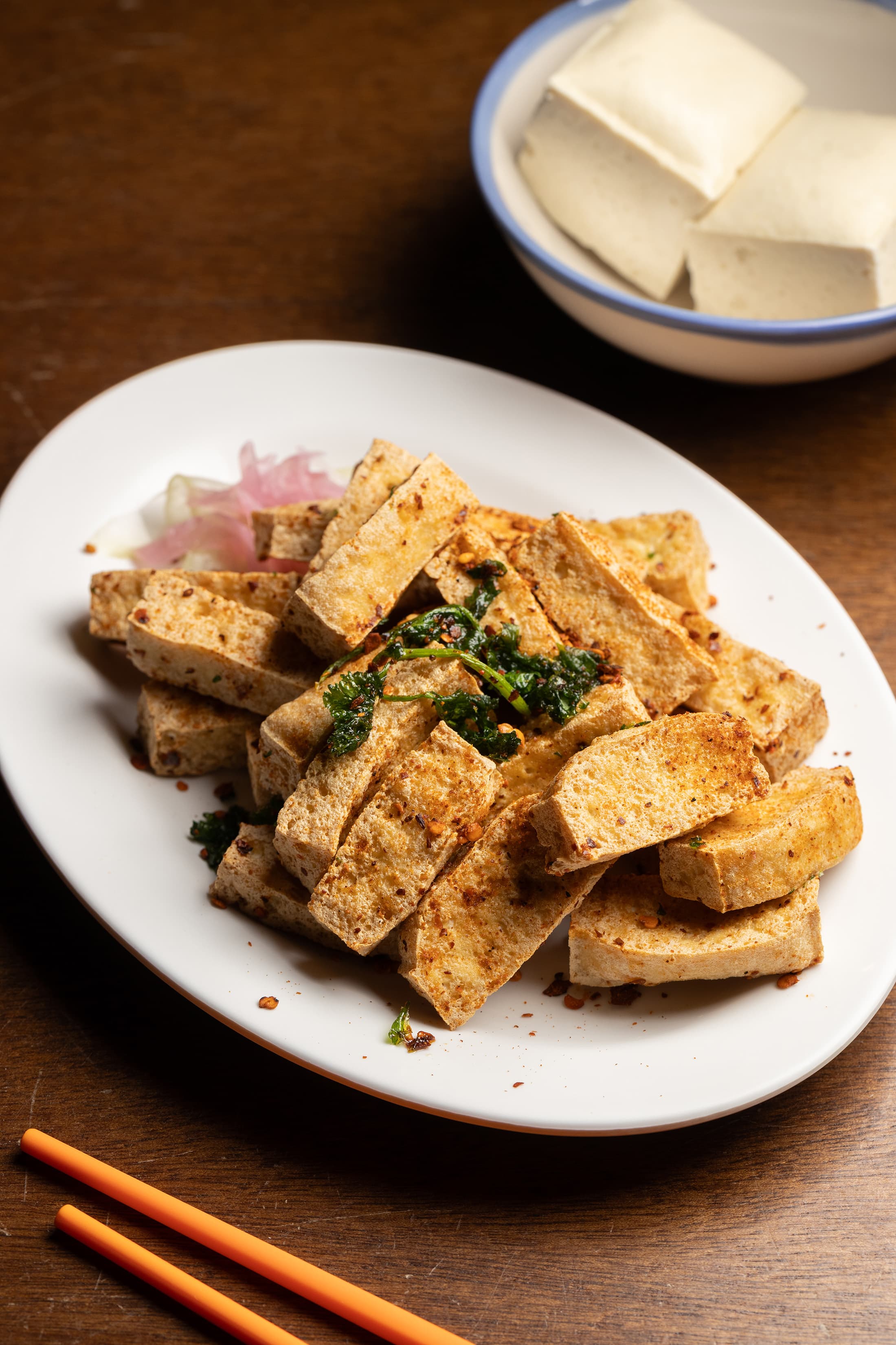 「臭豆腐薯條」撒上Bee特製的辣粉，迷人花椒香氣讓臭豆腐變成最美味的炸物零嘴。（90元／份）
