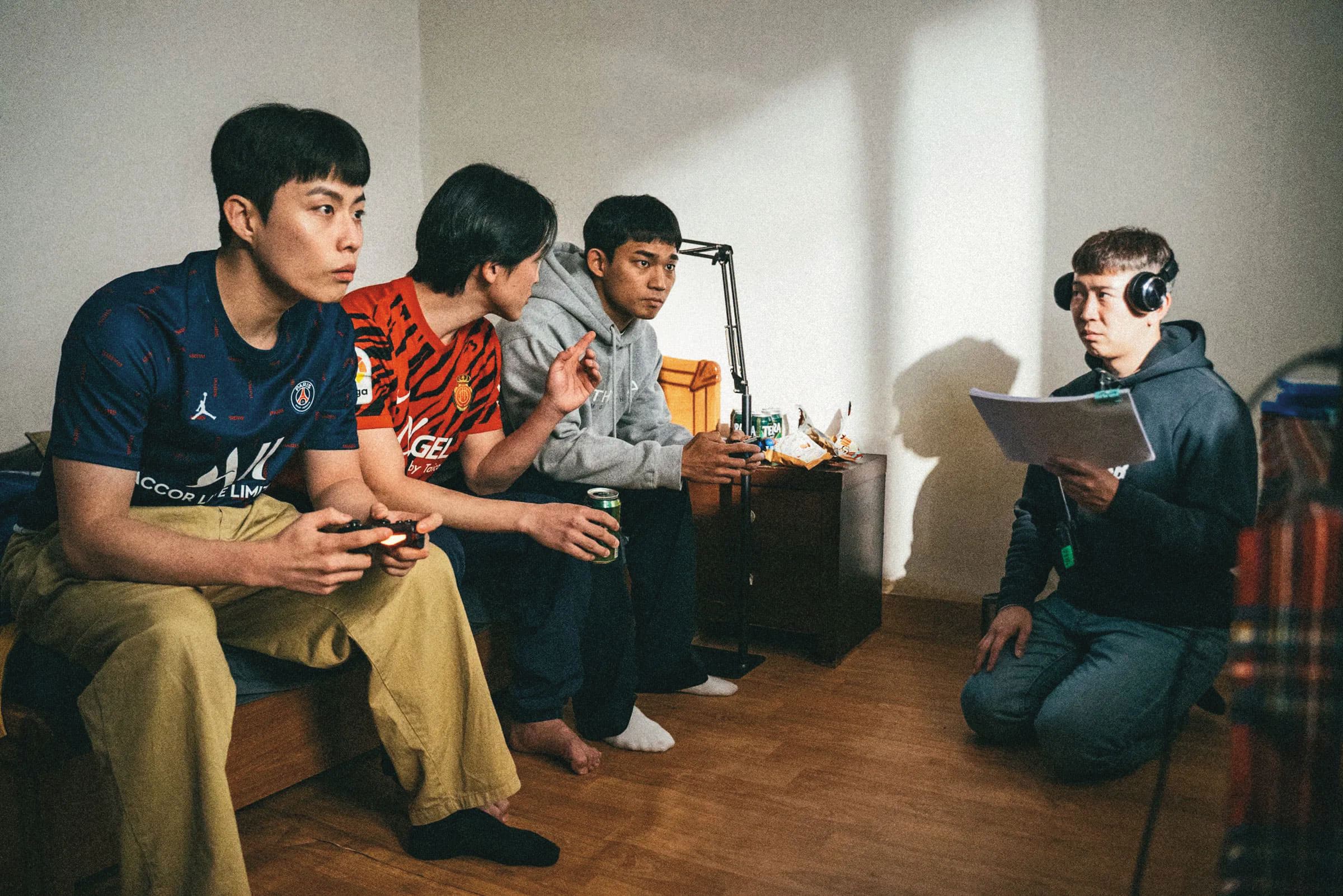 朴俊浩（右）導演利用過去與脫北者接觸的經驗創作《3670》，在拍攝現場也分享故事給演員。（好威映象提供）