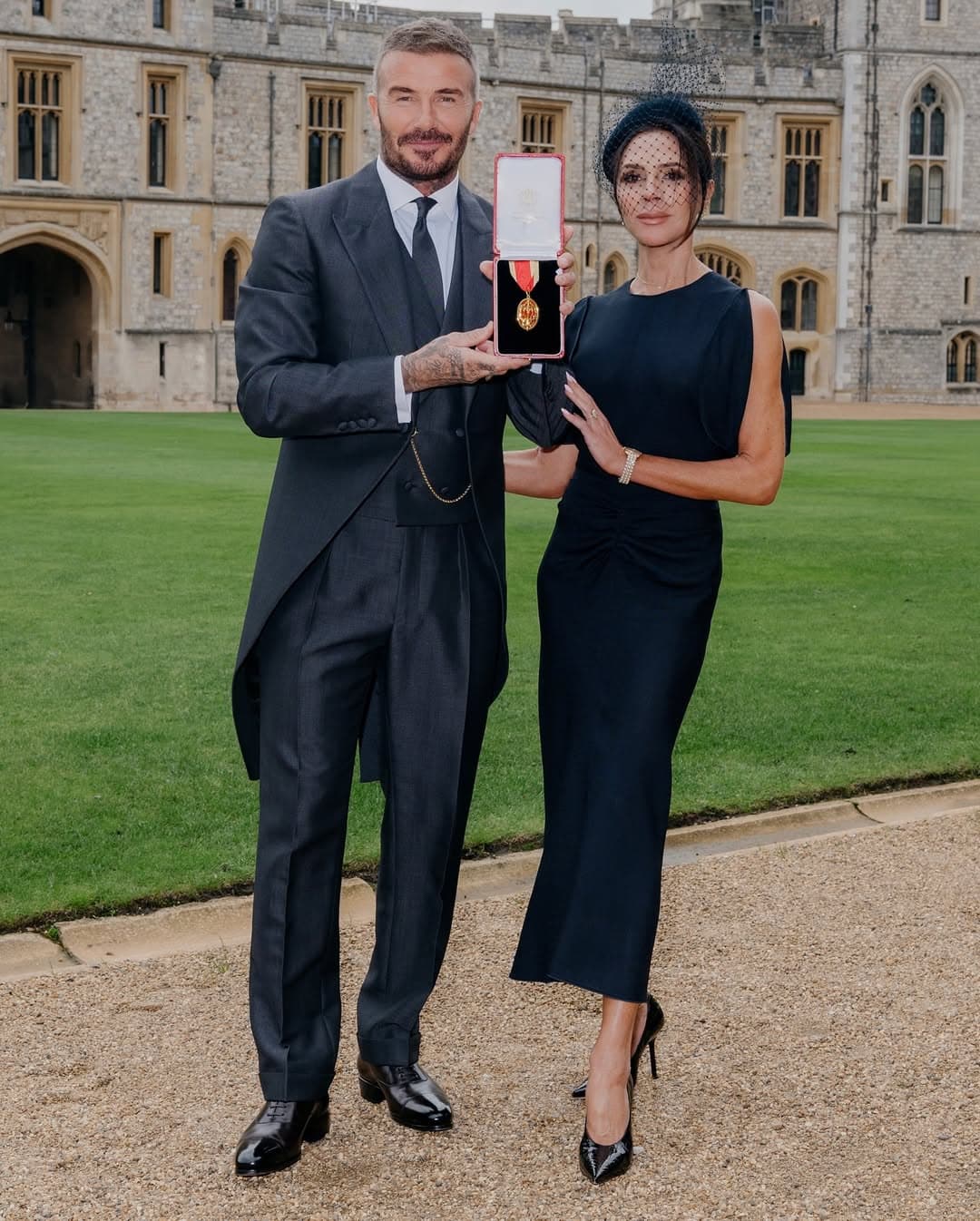 貝克漢和妻子維多利亞。（翻攝victoriabeckham IG）