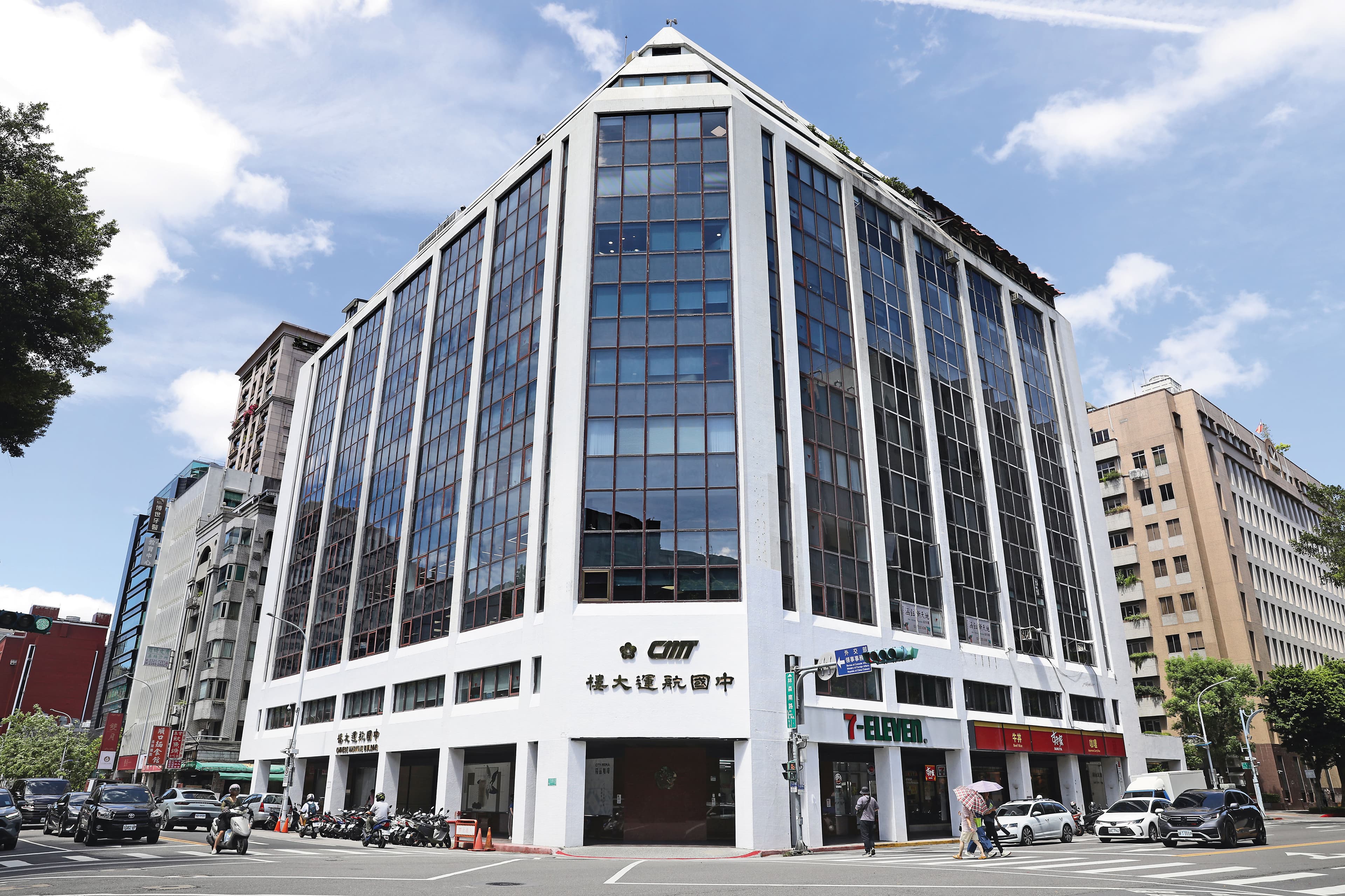 陳佩琪以柯文哲名義，去年5月以現金4千3百萬元，買下立法院附近的商辦「中國航運大樓」（圖）。