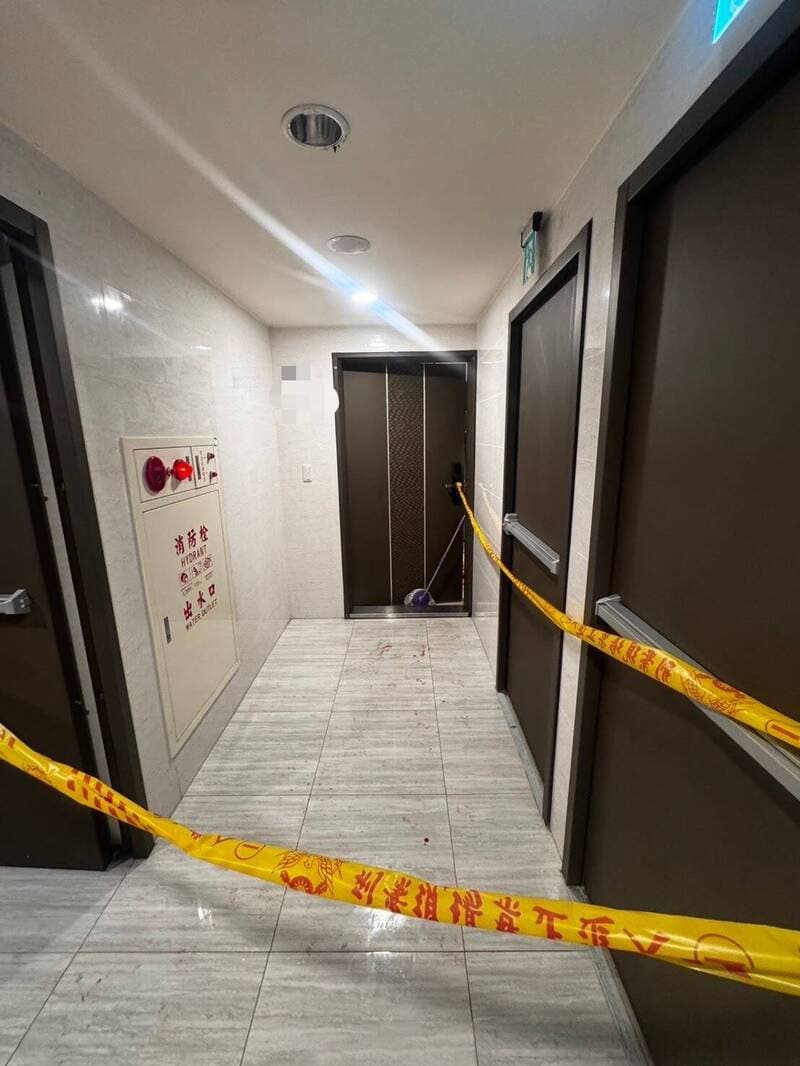 案發現場在張男9樓住家，他在屋內猛刺老母後衝下樓逃逸，警方到場拉起封鎖線調查。（翻攝畫面）