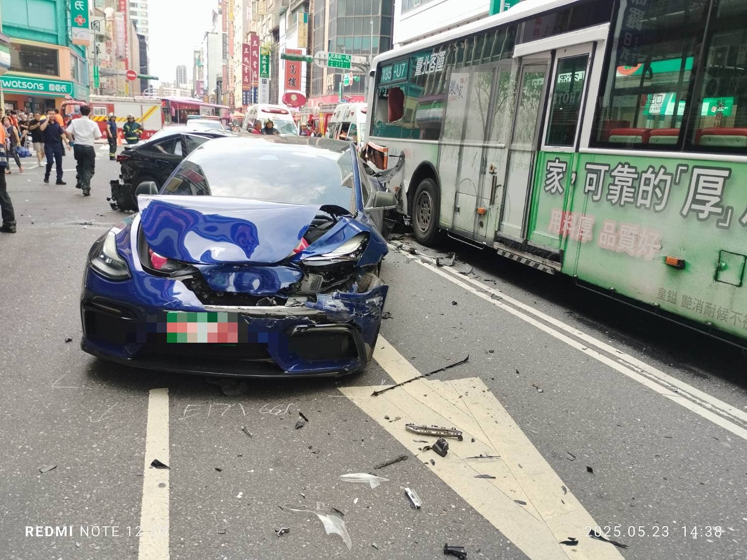 車禍事故波及多輛汽機車，警方封鎖現場調查。（翻攝畫面）