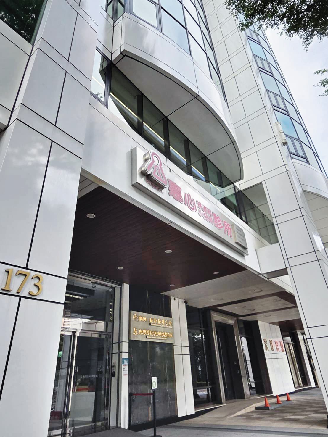 在新北市三重區的惠心診所醫師陳姿伶遭控術後在孕婦腹部遺留紗布涉及過失傷害，新北地檢署已分案調查中。