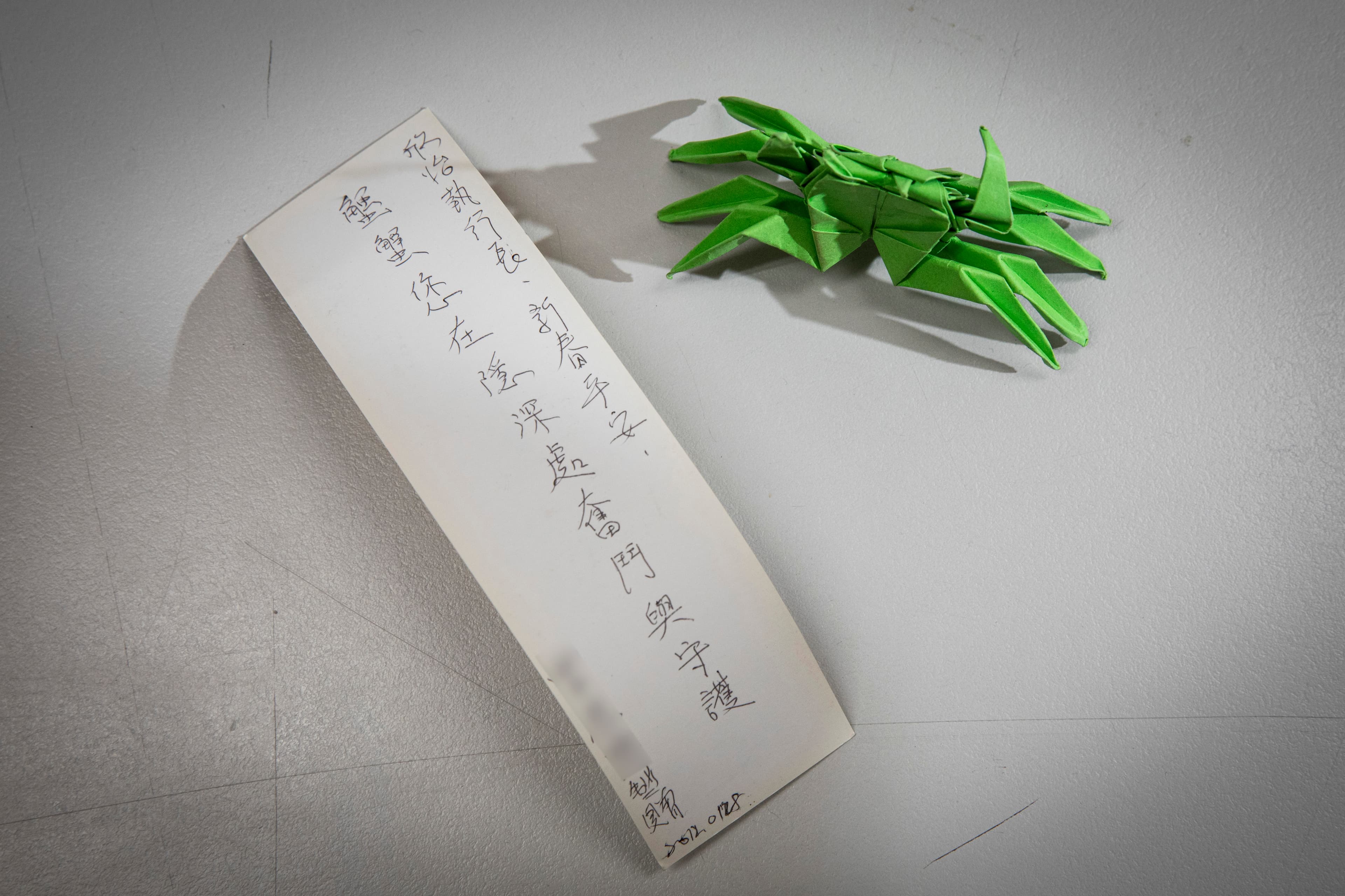 一名與林欣怡通信許久的死刑犯送她紙折的螃蟹表達謝意，對方在寄出禮物後不久便被執行死刑。