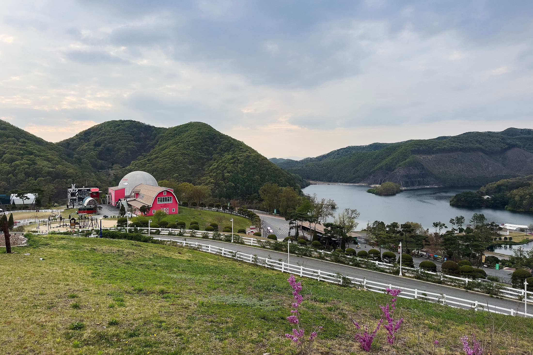 隱匿於山林盆地間的「BELLE FORET RESORT」，規模龐大如同一座與世隔絕的隱奢小鎮。