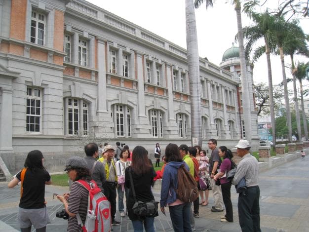 台南市觀光局指出，1月25日至2月2日春節連假9天期間，觀光局12條免費散步導覽路線加開共計63梯次。（台南市觀光局提供）