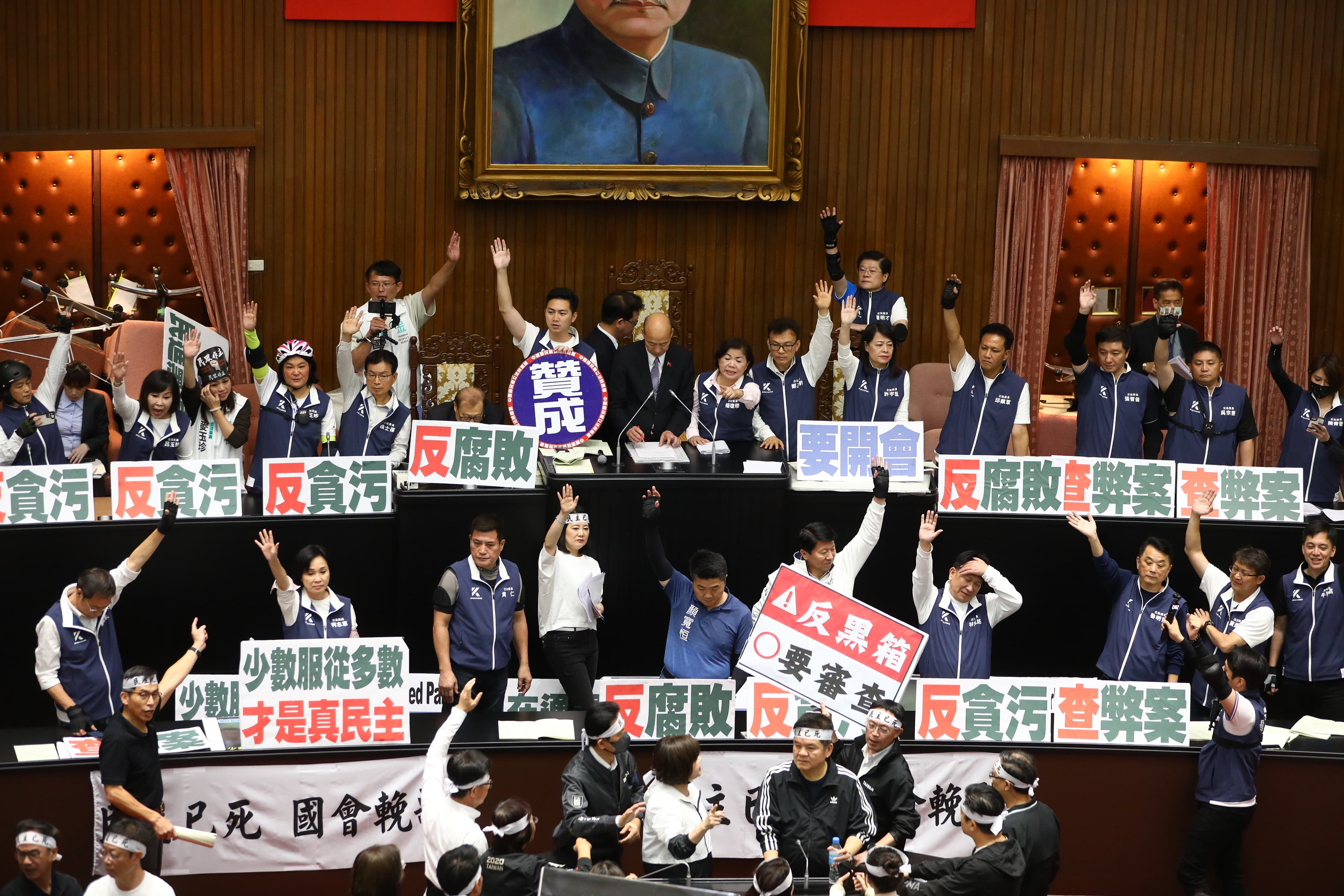 經歷長達14.5小時的表決，最後表決藍白以人數優勢二讀通過。