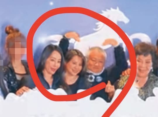 李雅楹（左）、宣昶有（右）及妻子（中）3人並排同框合照，彼此關係看來很不錯。（翻攝自WhatA VOGUE Youtube）