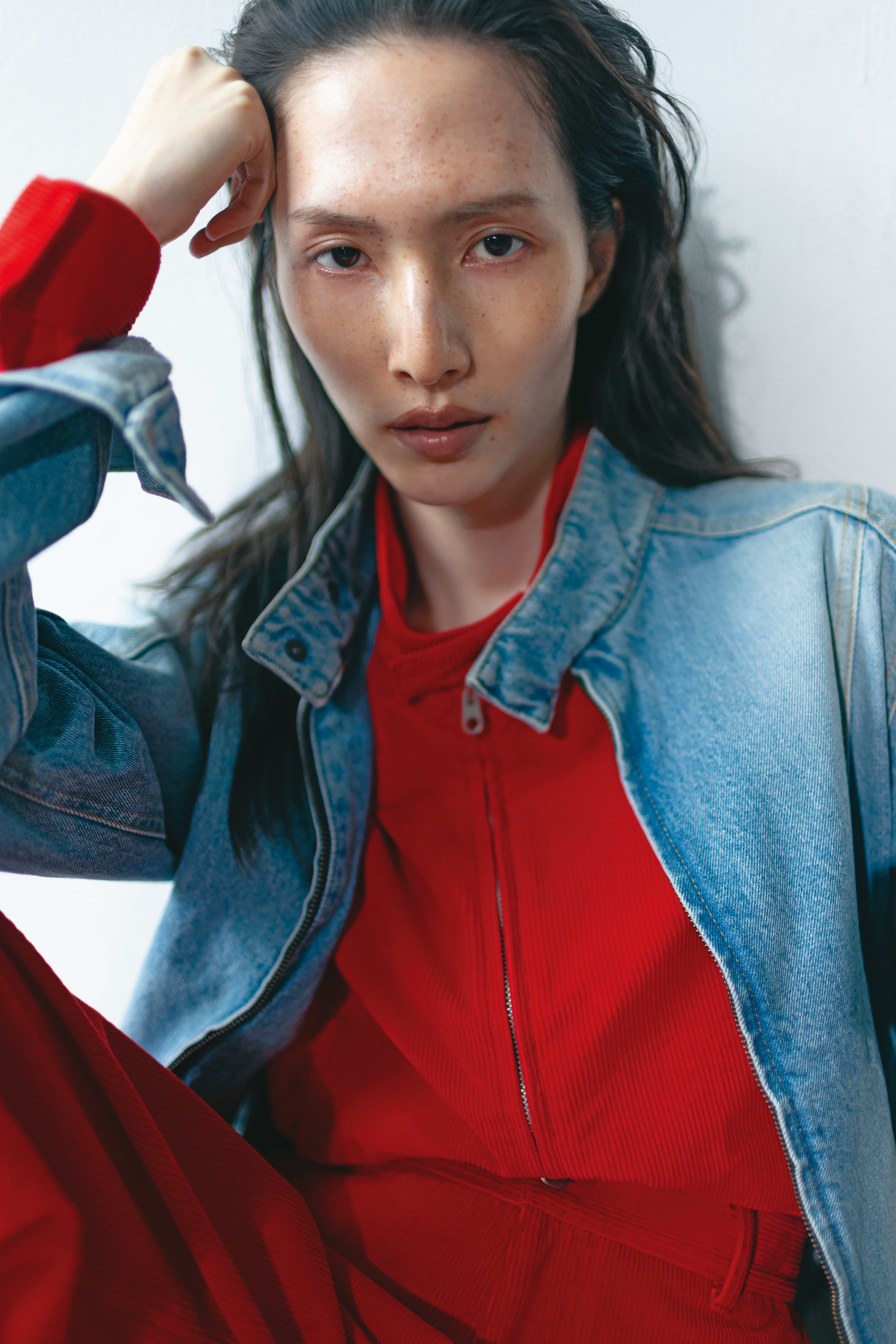 丹寧夾克 NT$27,900；紅色燈芯絨夾克 NT$27,500；紅色燈芯絨褲子 NT$19,500 all by peter wu。