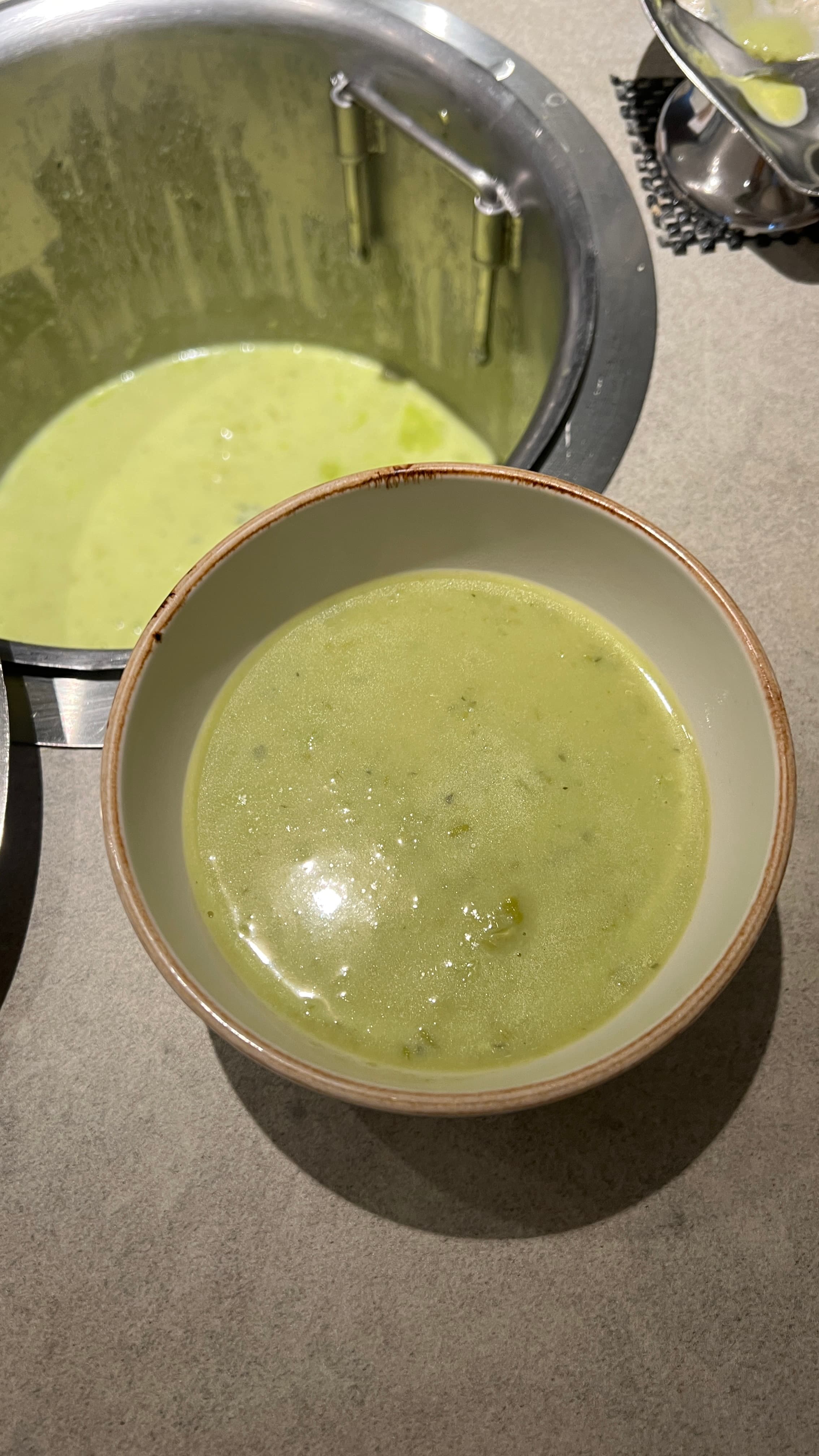 印度風味的薄荷青豆湯非常美味。