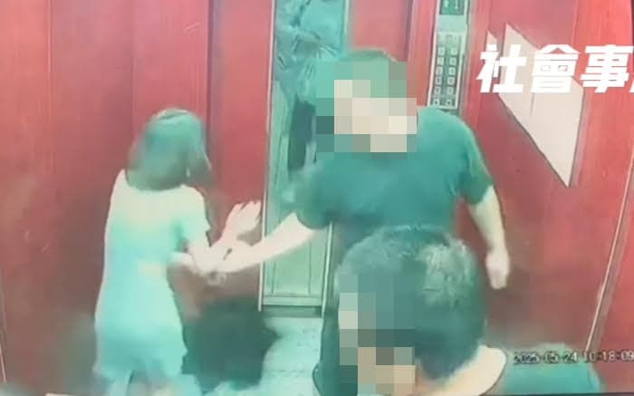 圖01：電梯癡漢癡手拉扯短裙妹，嚇到她驚慌失措。（翻攝社會事新聞影音）