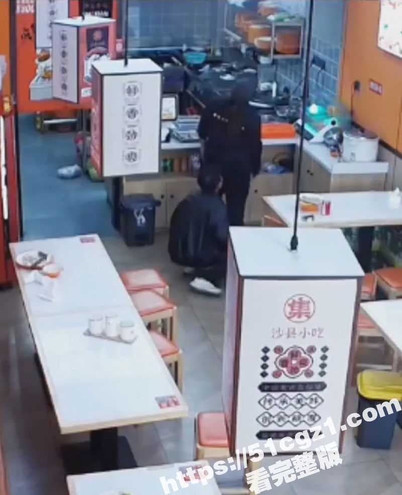 男子逮到機會，蹲下偷聞女店員下體。（翻自《吃瓜網》）