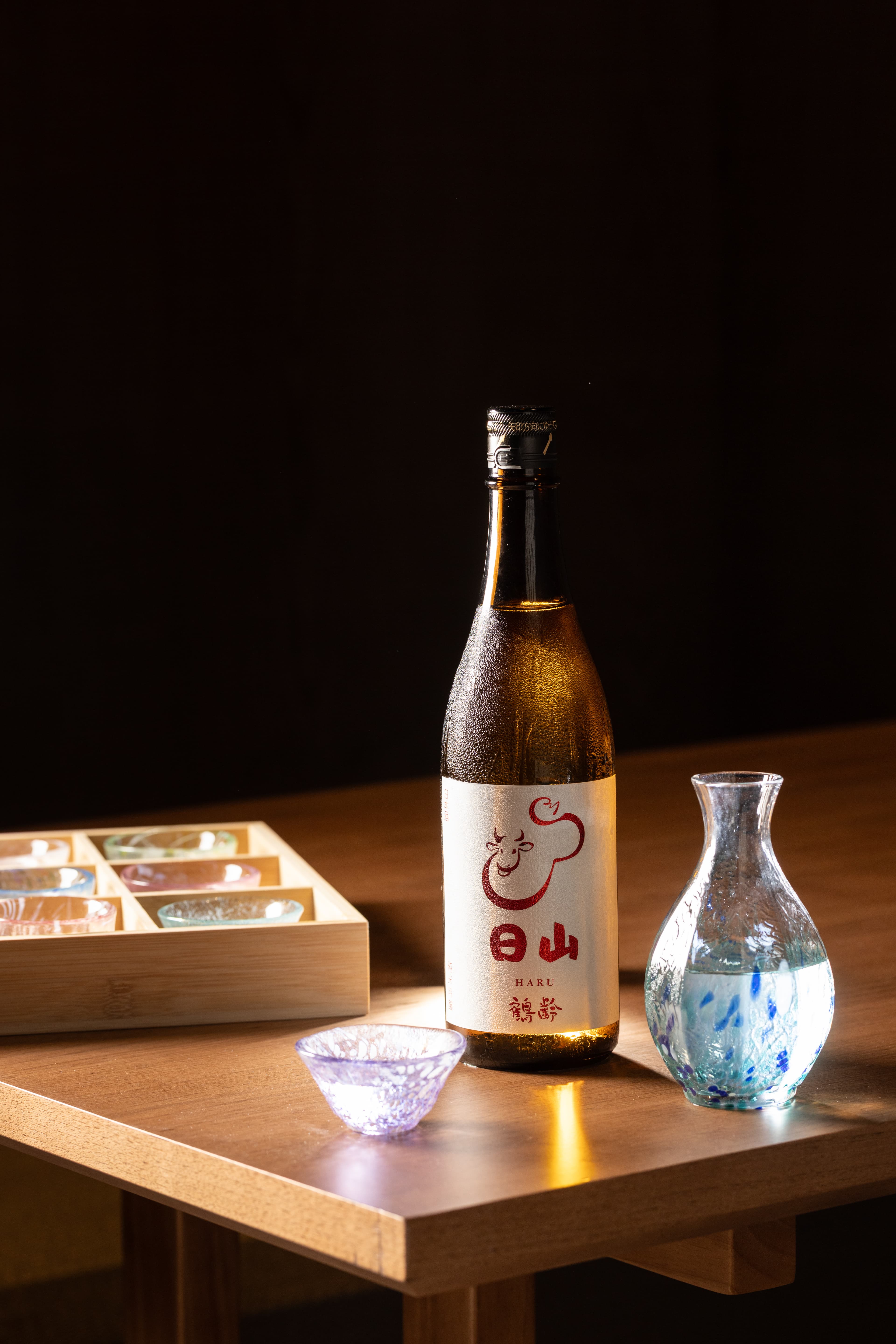 日山社長村上宗郎是清酒專家，這回也把與新潟縣鶴齡酒造聯名的酒款帶來台灣。（山田錦純米吟釀980元／240ml、2,880元／瓶）