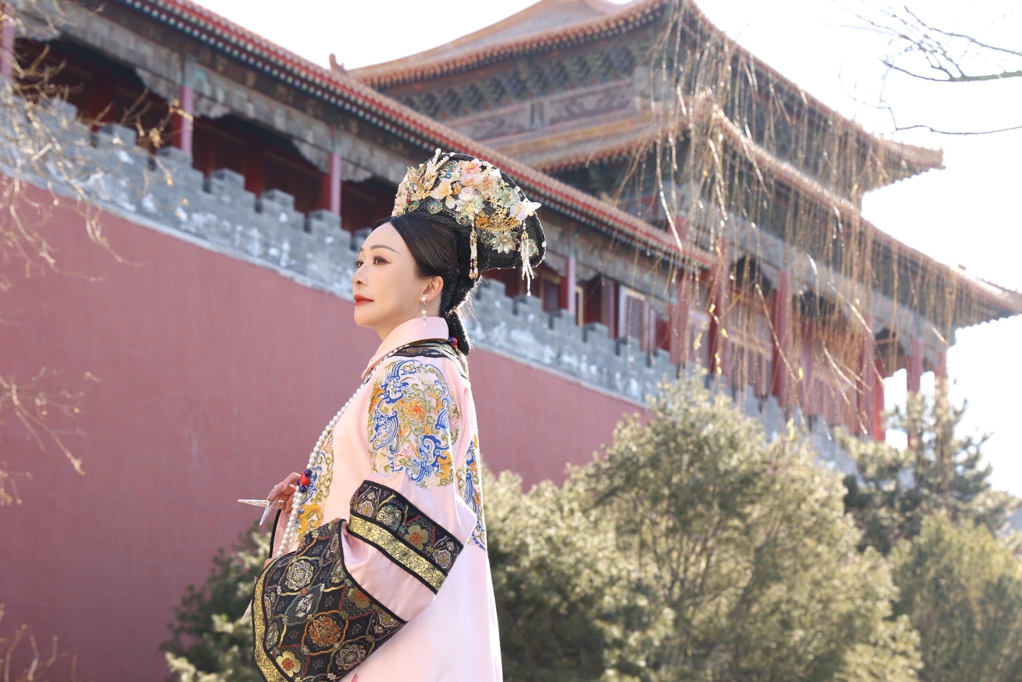 路永佳從小被叫「格格」，如今扮成「皇后」，有感而發。（翻攝路永佳臉書）