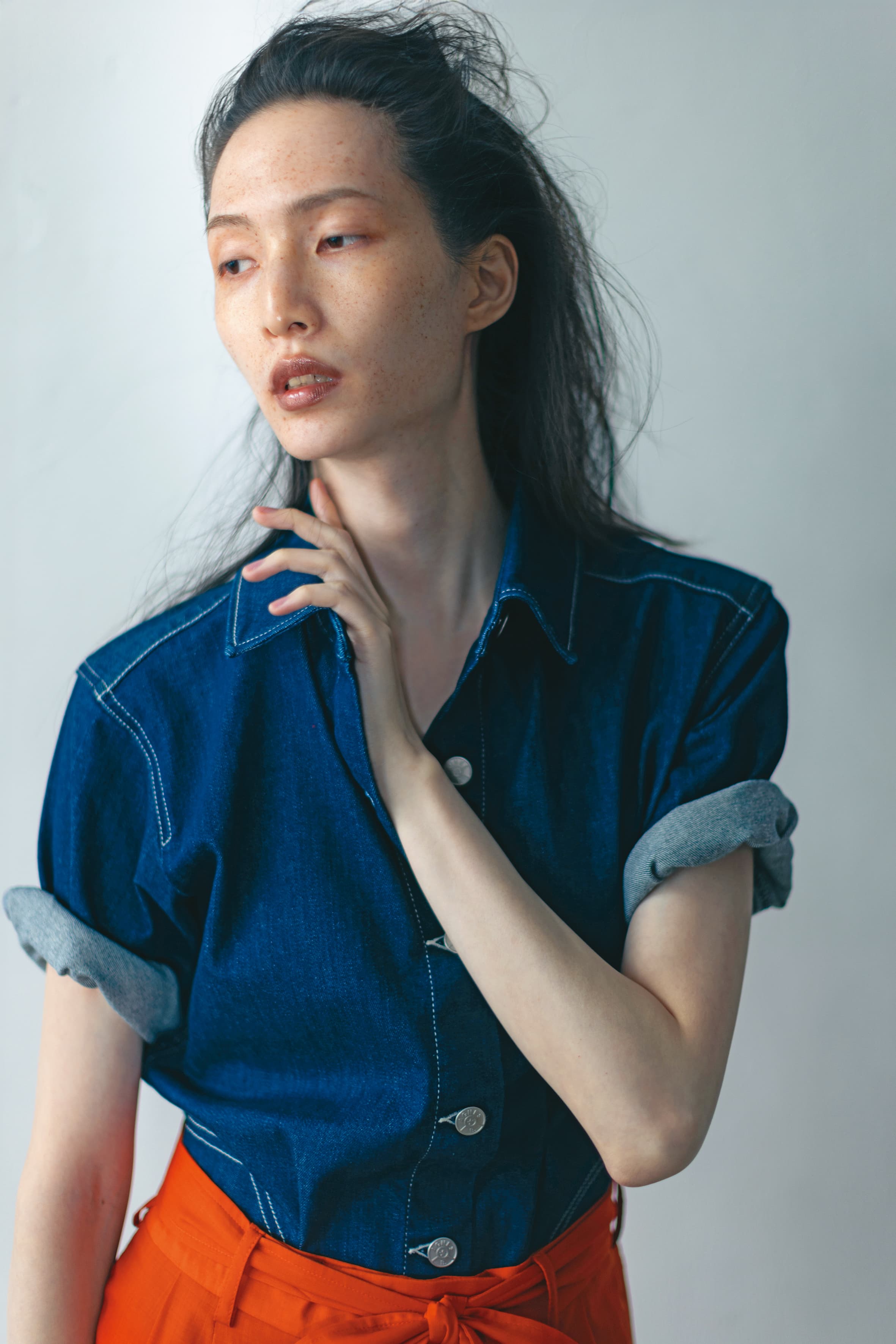 丹寧襯衫 價格店洽 by agnès b.；橘紅色長褲 NT$43,500 by Ferragamo。