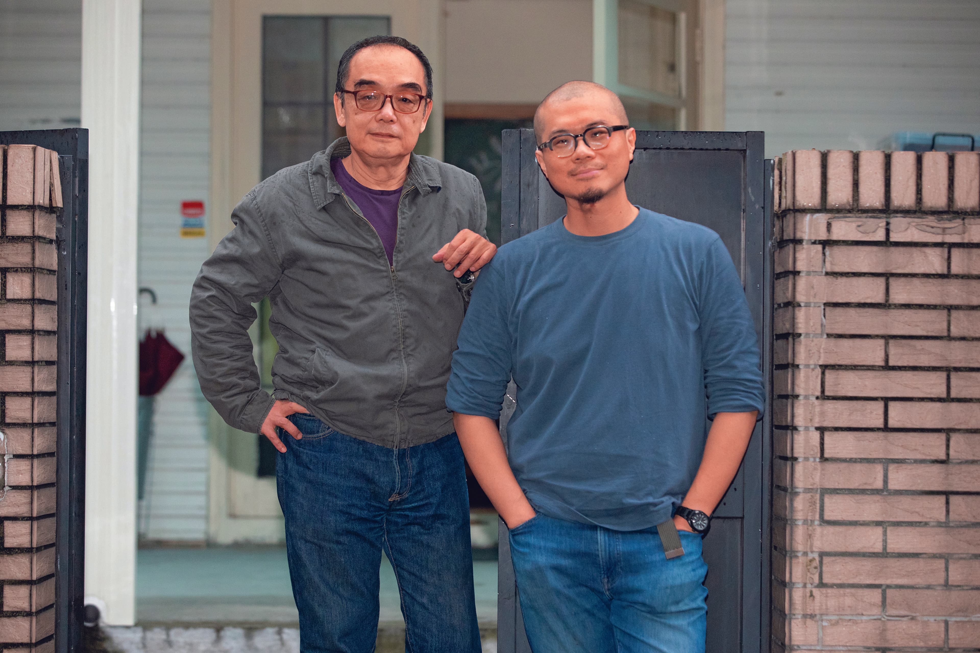 監製易智言（左）在曹仕翰（右）編導首部電影《南方時光》時，提供許多建議。