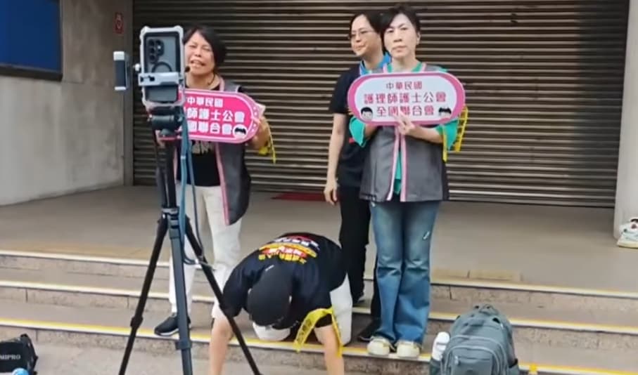 護理團體來到立法院外抗議，甚至下跪磕頭盼立委不要退讓護理人員比例。（鏡新聞）