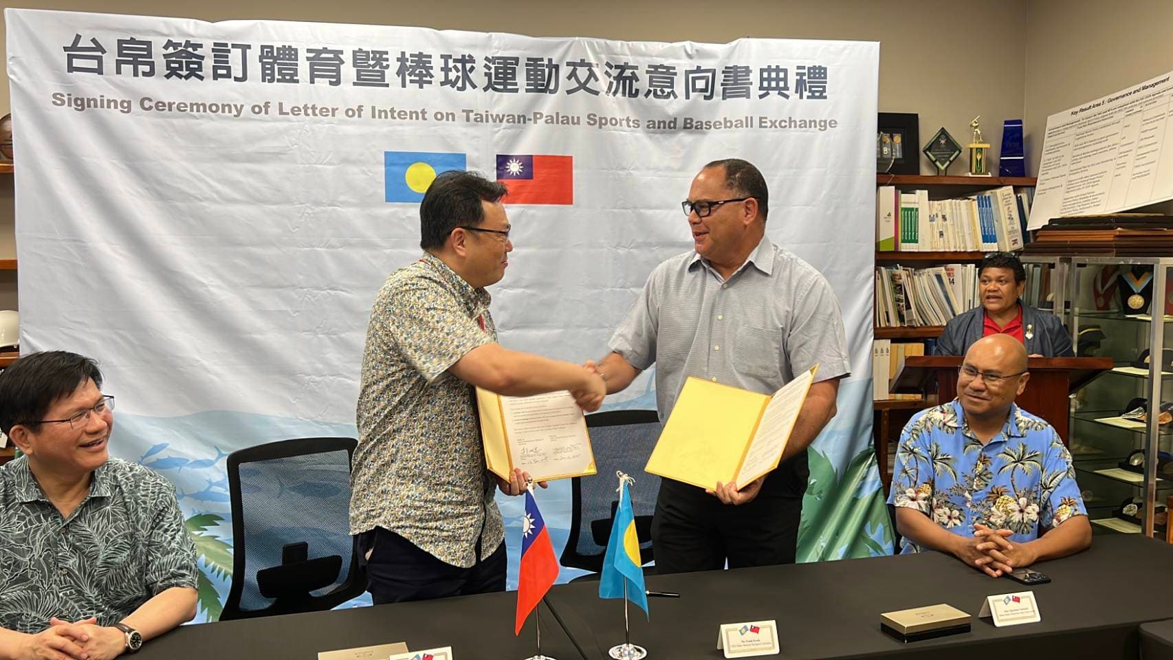 體育署署長鄭世忠今天代表我國與帛琉國家奧林匹克委員會Frank KYOTA主席簽署兩國棒球運動交流合作意向書，為台灣的運動外交寫下新頁。（體育署提供）