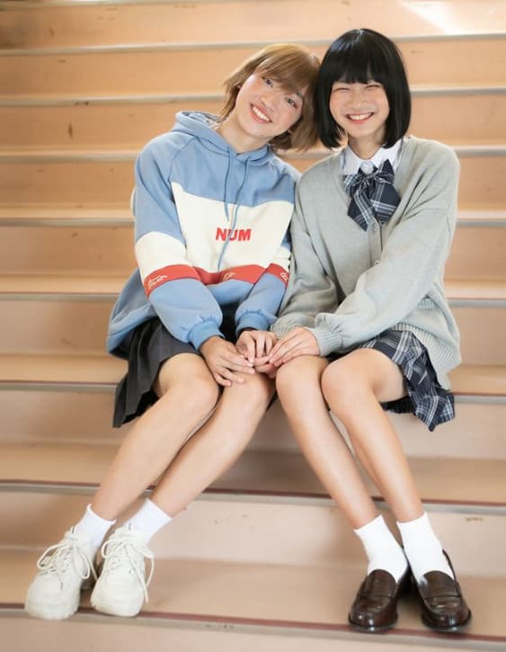 橘彩葉（圖右）笑容可掬，看起來就像可愛的女高中生。（翻攝IG@miss_tk2023）