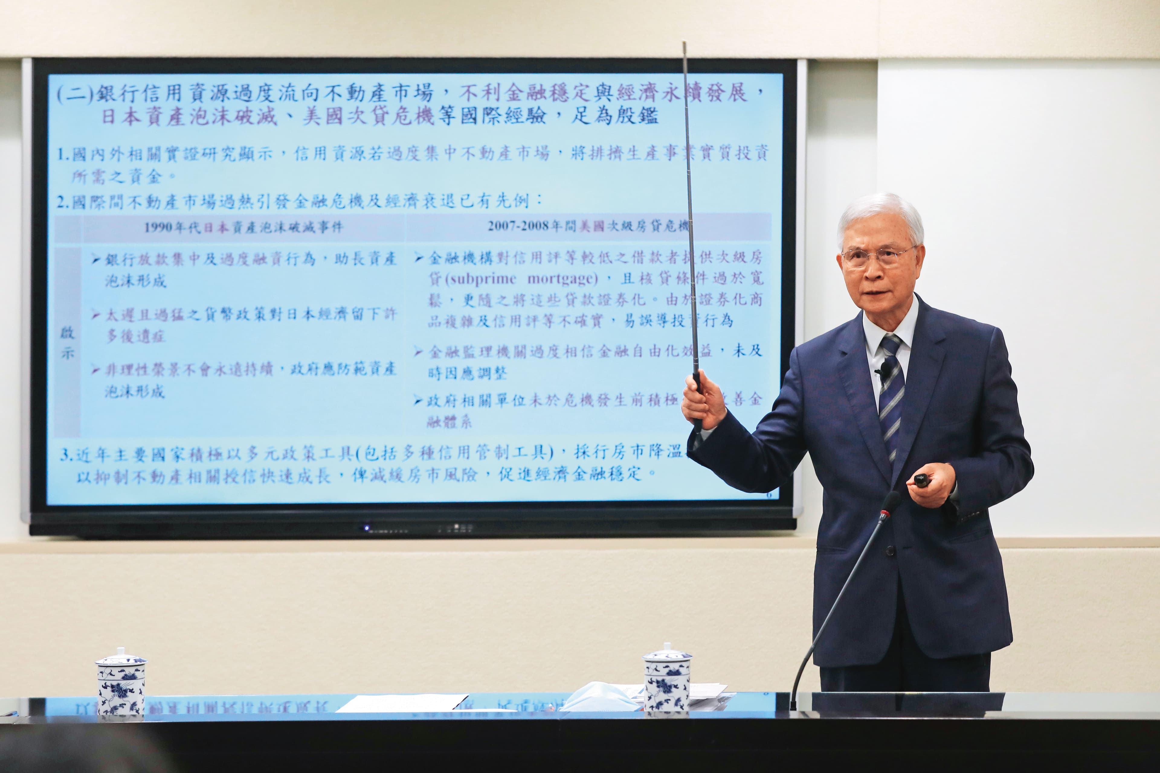 對於第7波房市信用管制衝擊仲介業，央行總裁楊金龍日前表示抱歉。