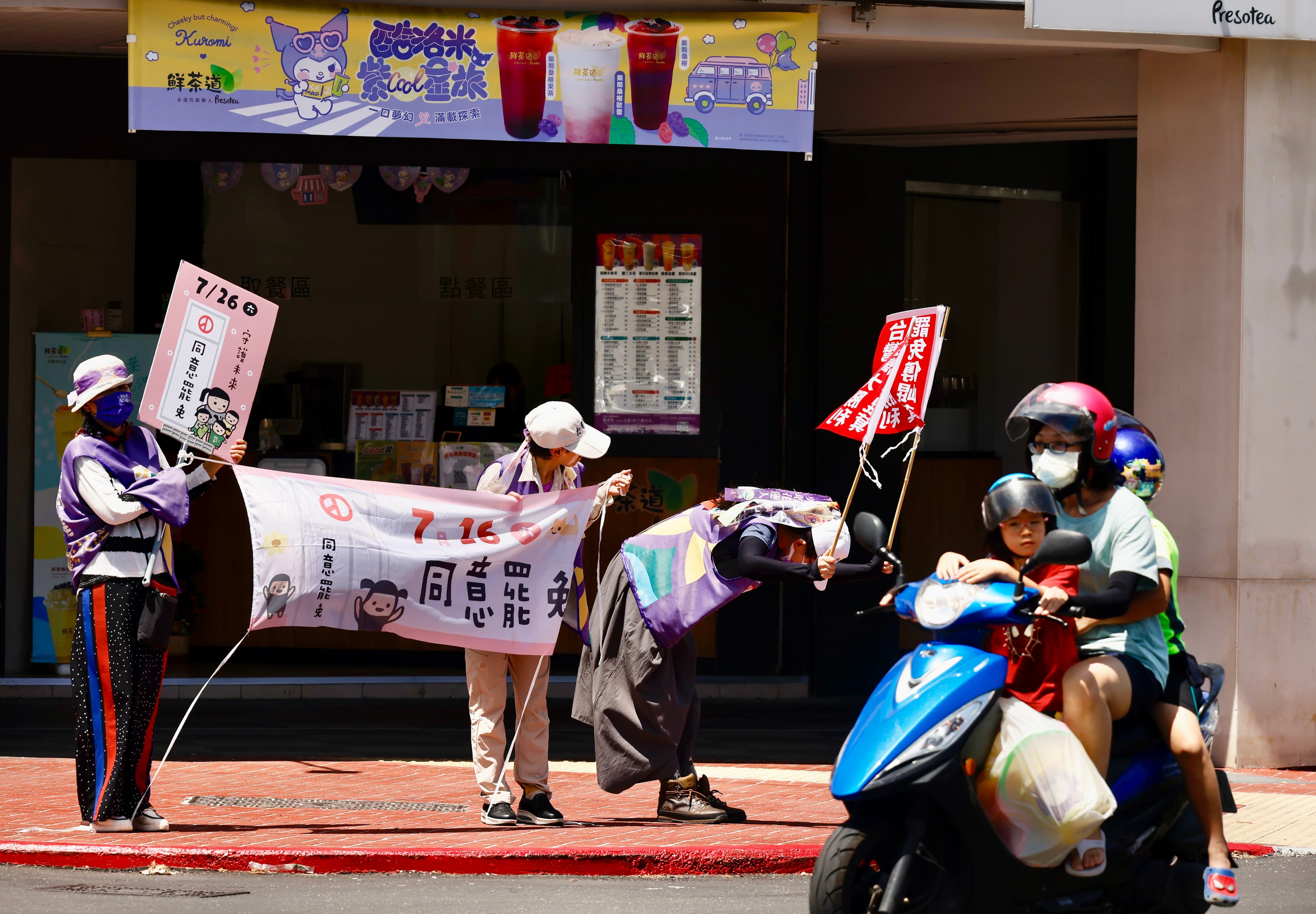 罷團志工90度鞠躬拜託「拔傅」。