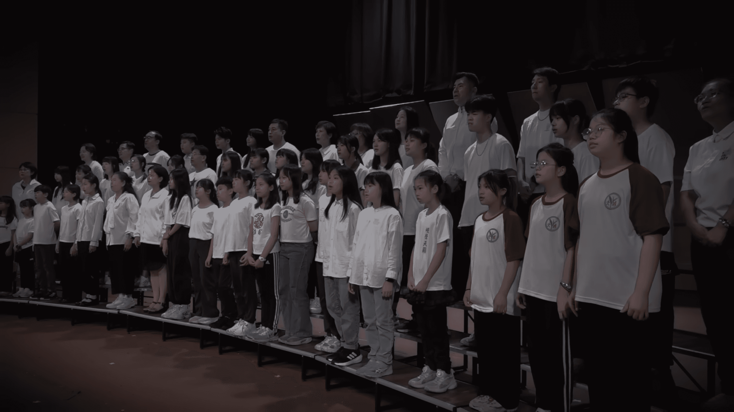 「我們用音樂走過傷痛」三峽學生合唱悼念亡者，歌聲力量十分溫暖。（翻攝自YouTube @新北市安溪國民中學）
