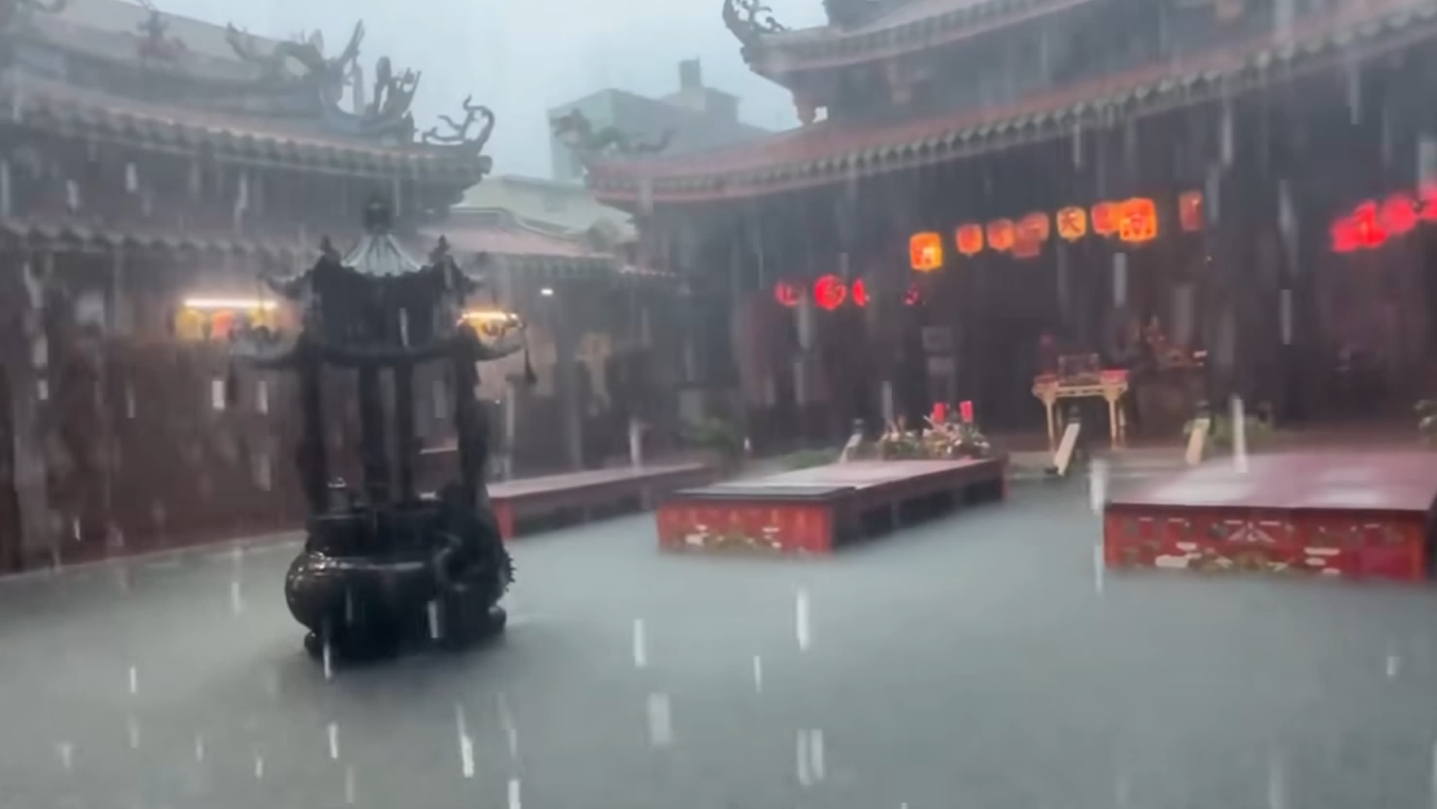 雨彈強襲彰化，連鹿港天后宮也淹大水。（翻攝自爆料公社）