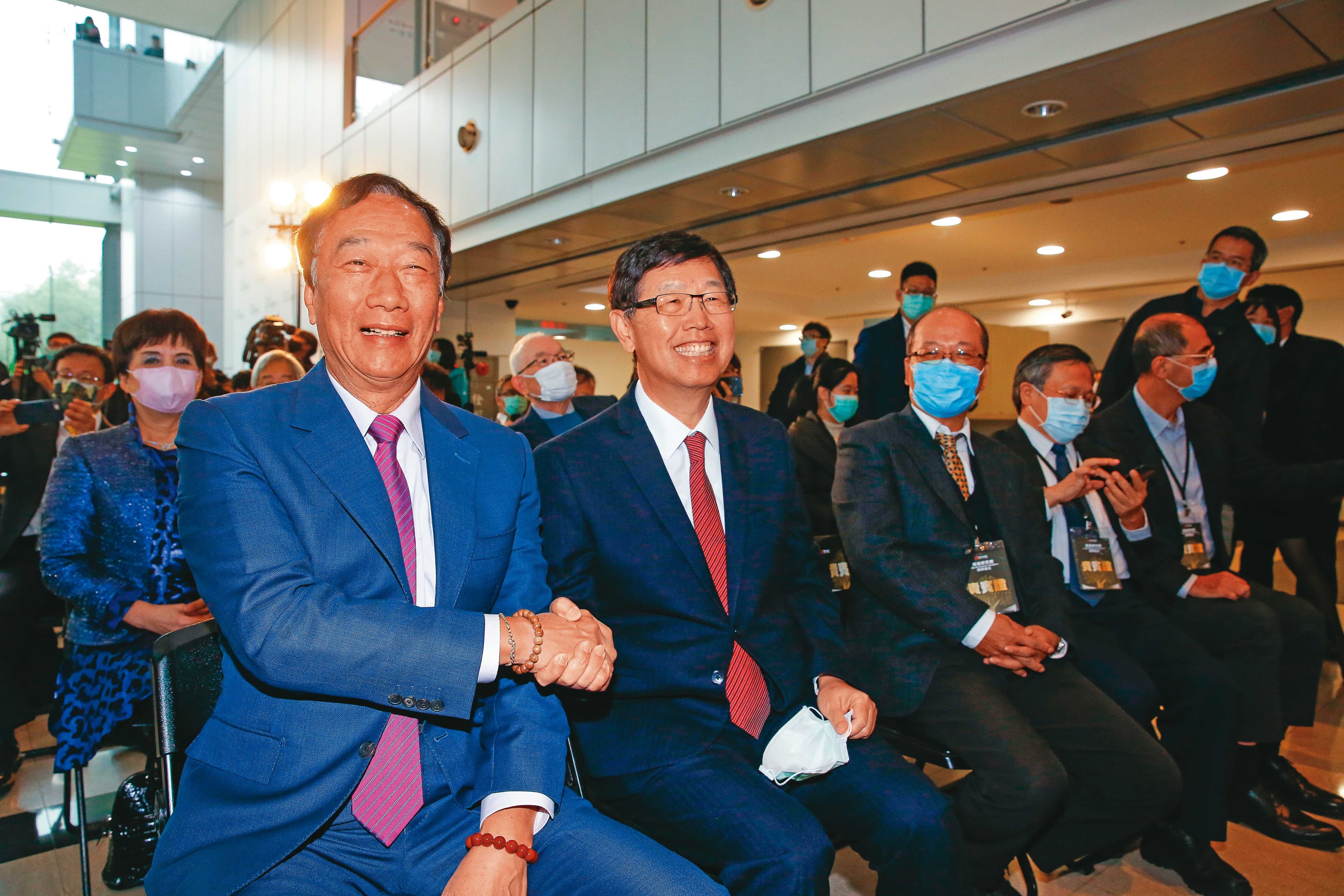 推動輪值CEO，劉揚偉與鴻海老臣派間曾有一番角力，最後在創辦人郭台銘力挺下，4月開始上路。