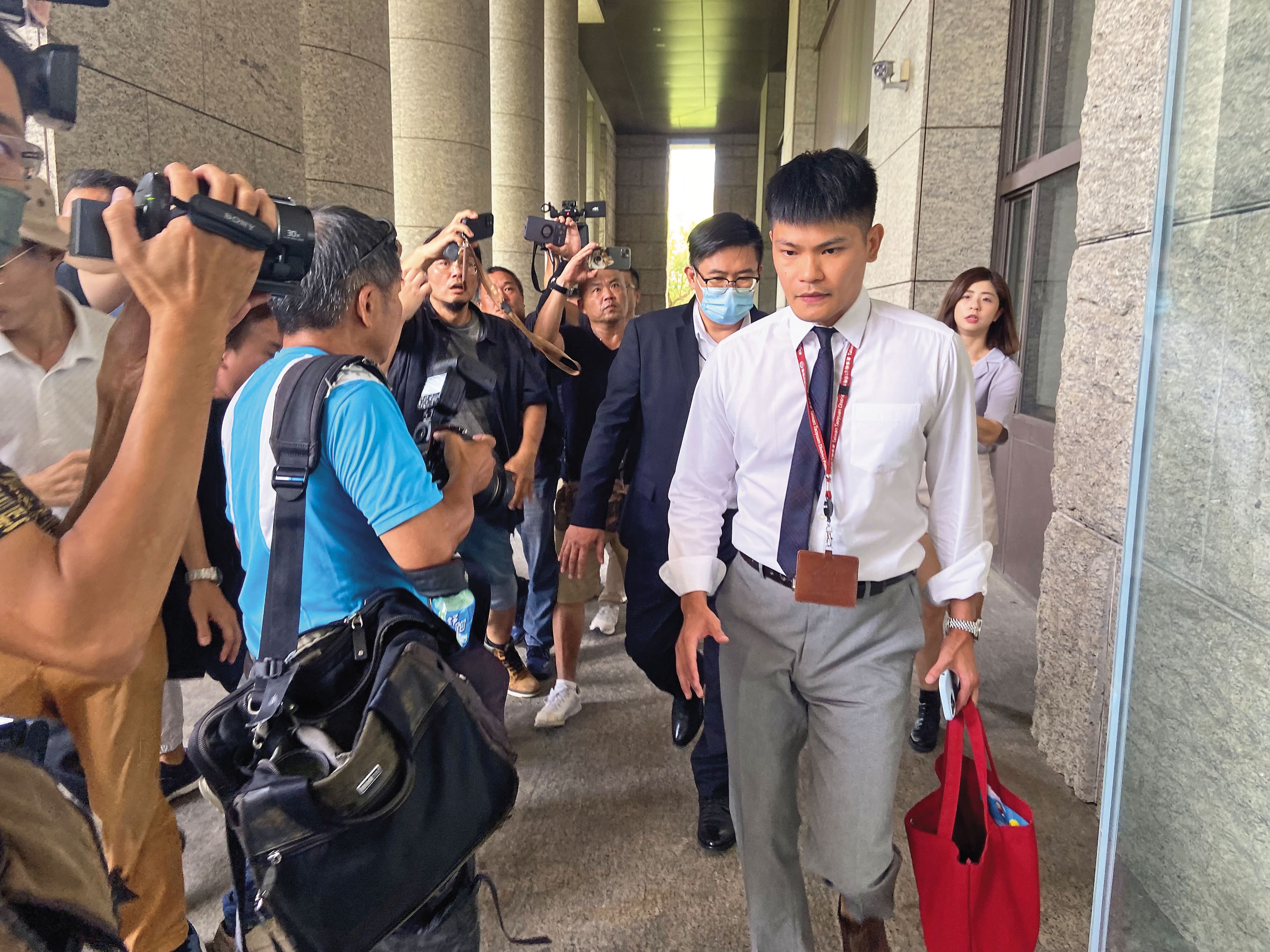 鄭文燦案是由曾被指控為恐怖情人的檢察官陳嘉義（前）偵辦。
