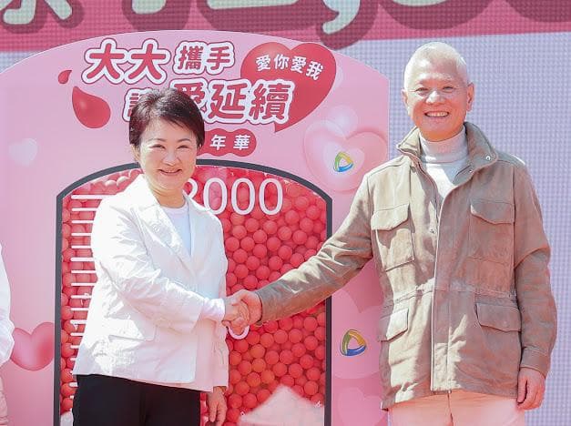 大大數位基金會董事長戴永輝發起的捐血家年華活動，22日前進台中，大家長盧秀燕親自出席。（大大數位基金會提供）