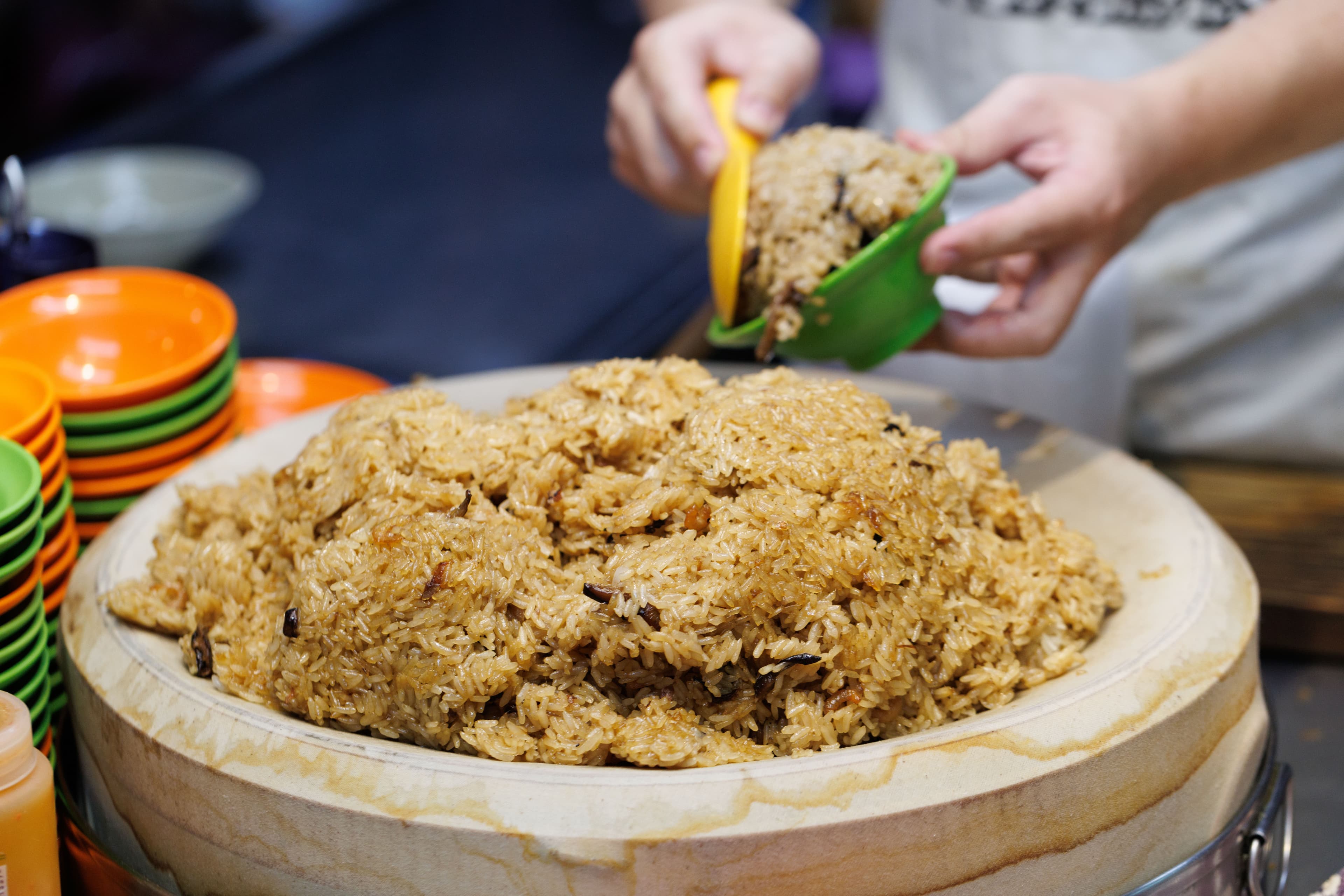 古早味油飯永遠堆得像一個圓滾滾的小山丘。