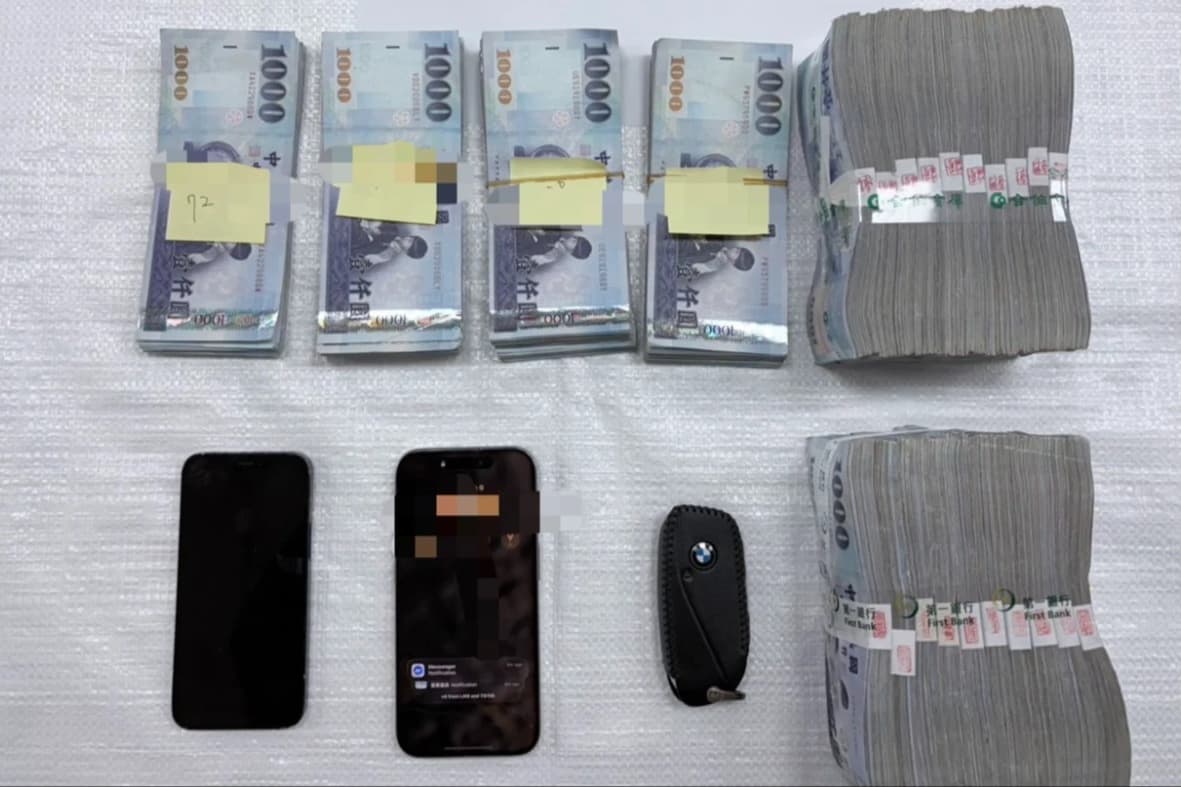 疑似因金錢分配細節談不攏而產生摩擦，傅男隨後竟當眾奪走現金袋並奪車離去。（翻攝畫面）