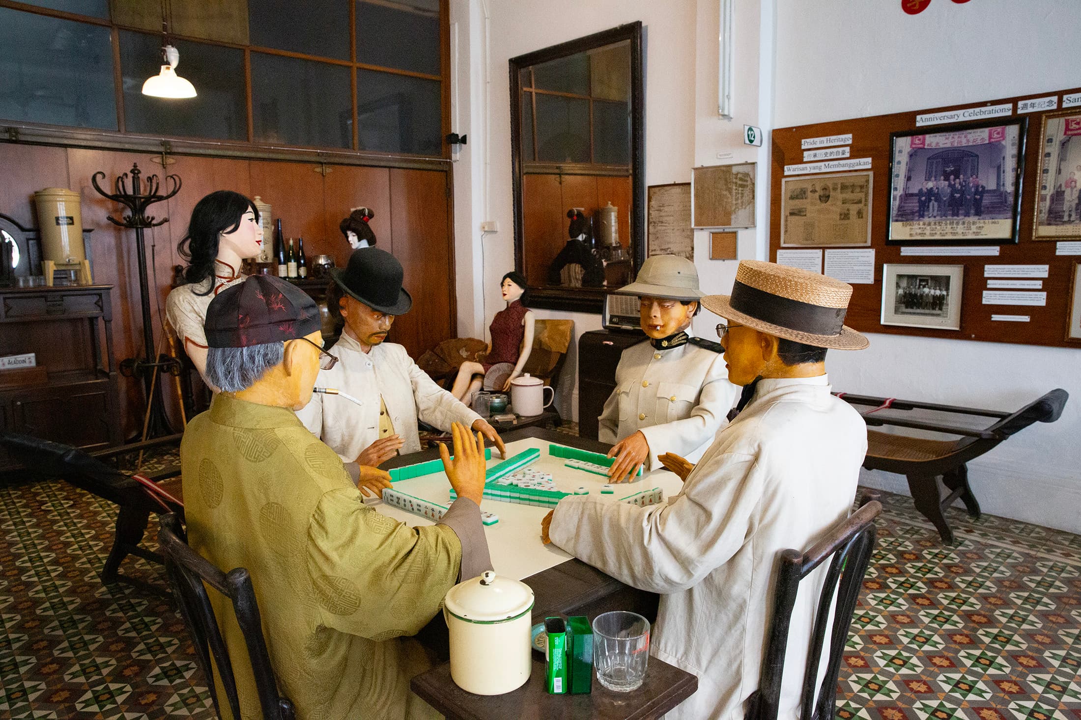博物館內除了展示19世紀和20世紀的文物、收藏品與照片，也透過蠟像等陳設重現當年俱樂部內的社交活動樣貌。