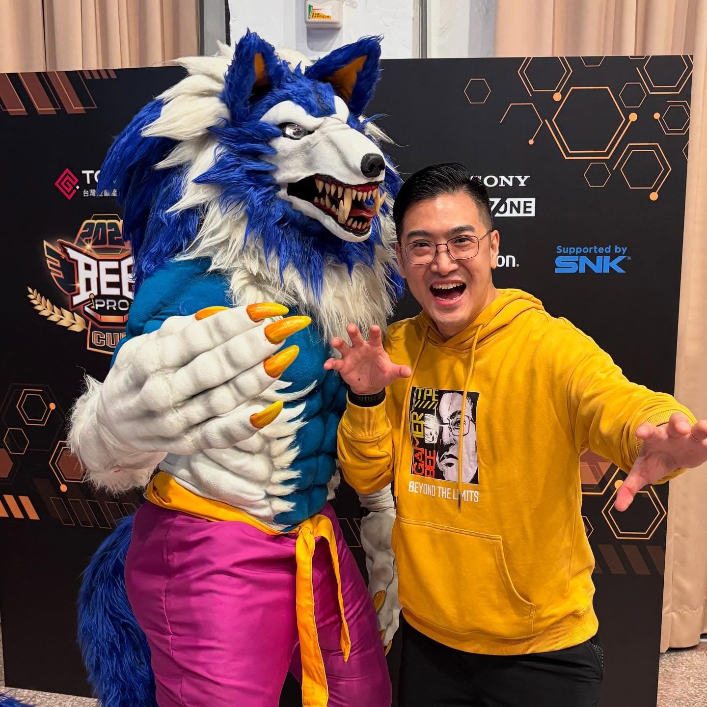 去年BeePro Cup向玉麟（右）與cosplay成遊戲角色的民眾（左）合照。（BeePro Cup提供）
