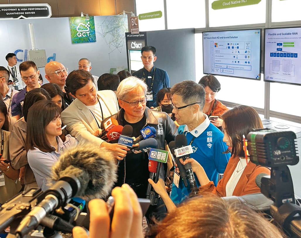 輝達與廣達交情深，黃仁勳特地將他的招牌Dunhill皮衣外套交給廣達雲端事業悍將楊麒令。