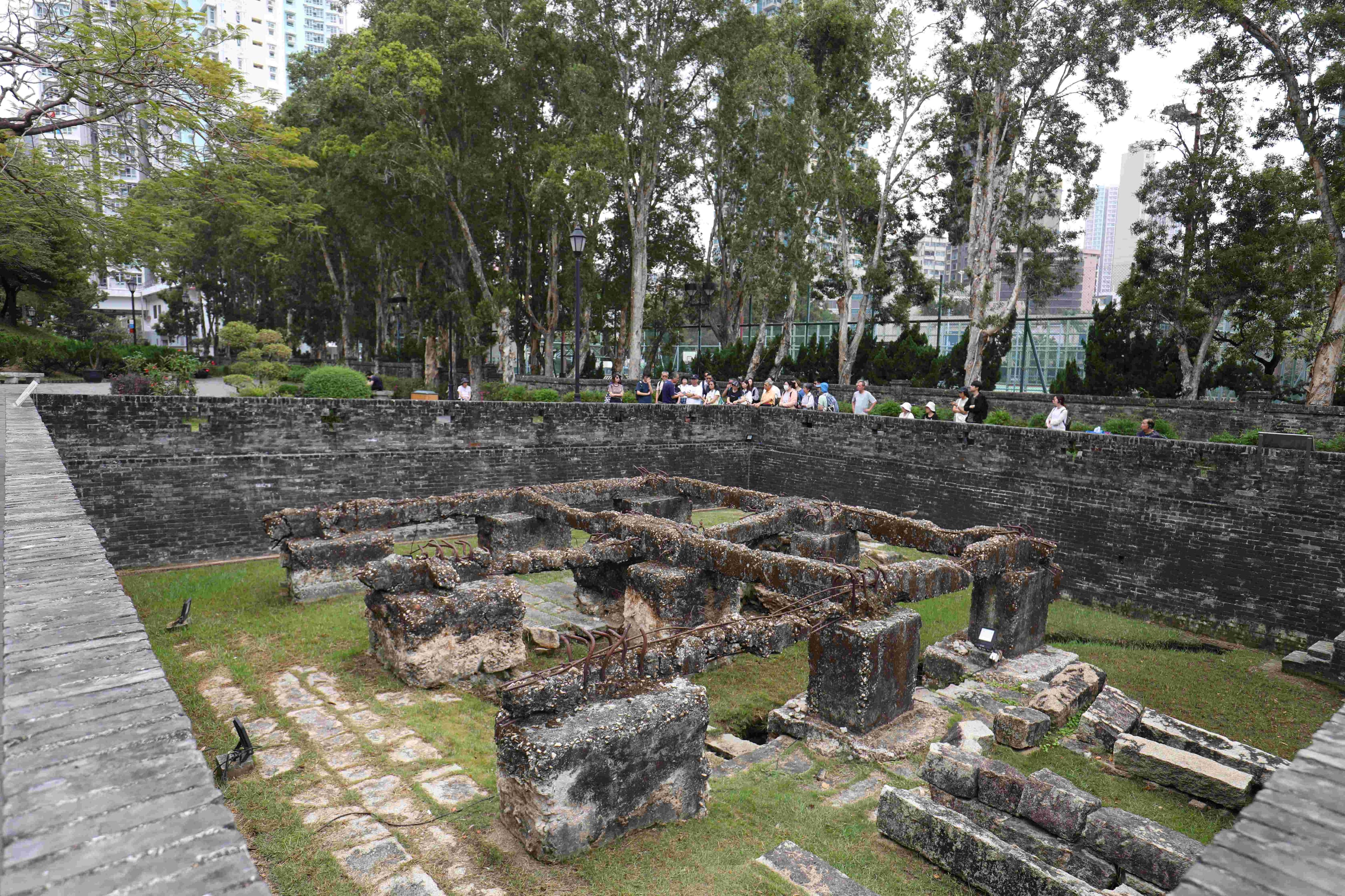 清政府在1847年興建的古城牆遺跡，如今只餘南門牆基供人參觀。